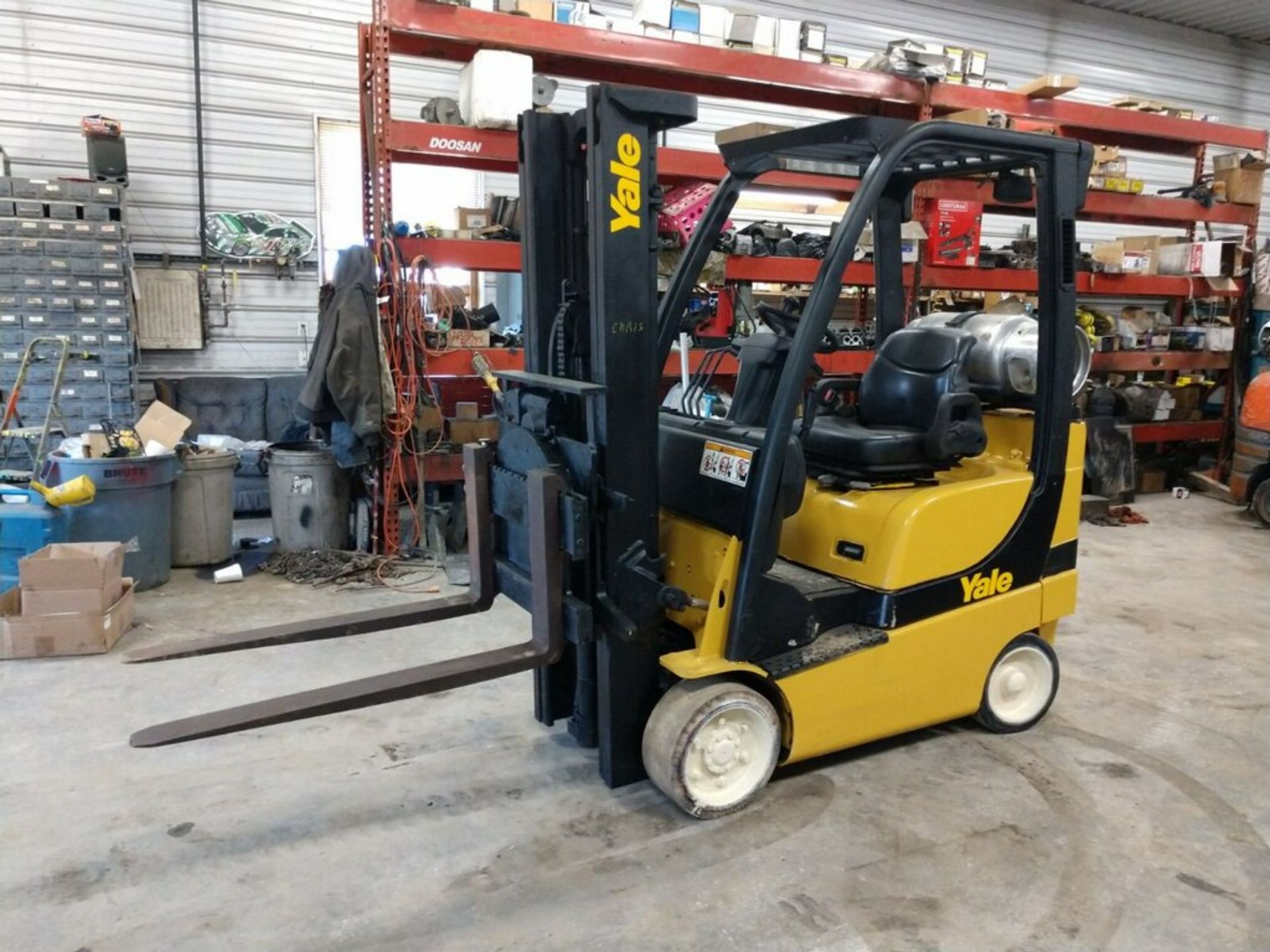 2009 YALE 3,500-LB. CAP. LPG FORKLIFT, MODEL: GLC035VX, SOLID TIRES, 2-STAGE, WITH CASCADE ROTATOR