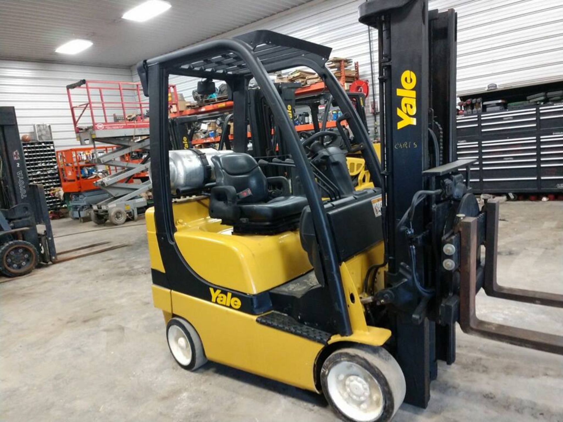2009 YALE 3,500-LB. CAP. LPG FORKLIFT, MODEL: GLC035VX, SOLID TIRES, 2-STAGE, WITH CASCADE ROTATOR - Image 2 of 4