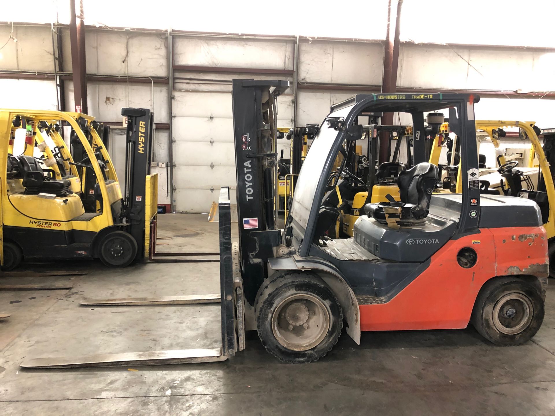 2016 TOYOTA 9,000-LB. CAPACITY FORKLIFT, MODEL: 8FD40U, S/N: 11259, DIESEL, DUAL DRIVE PNEUMATIC