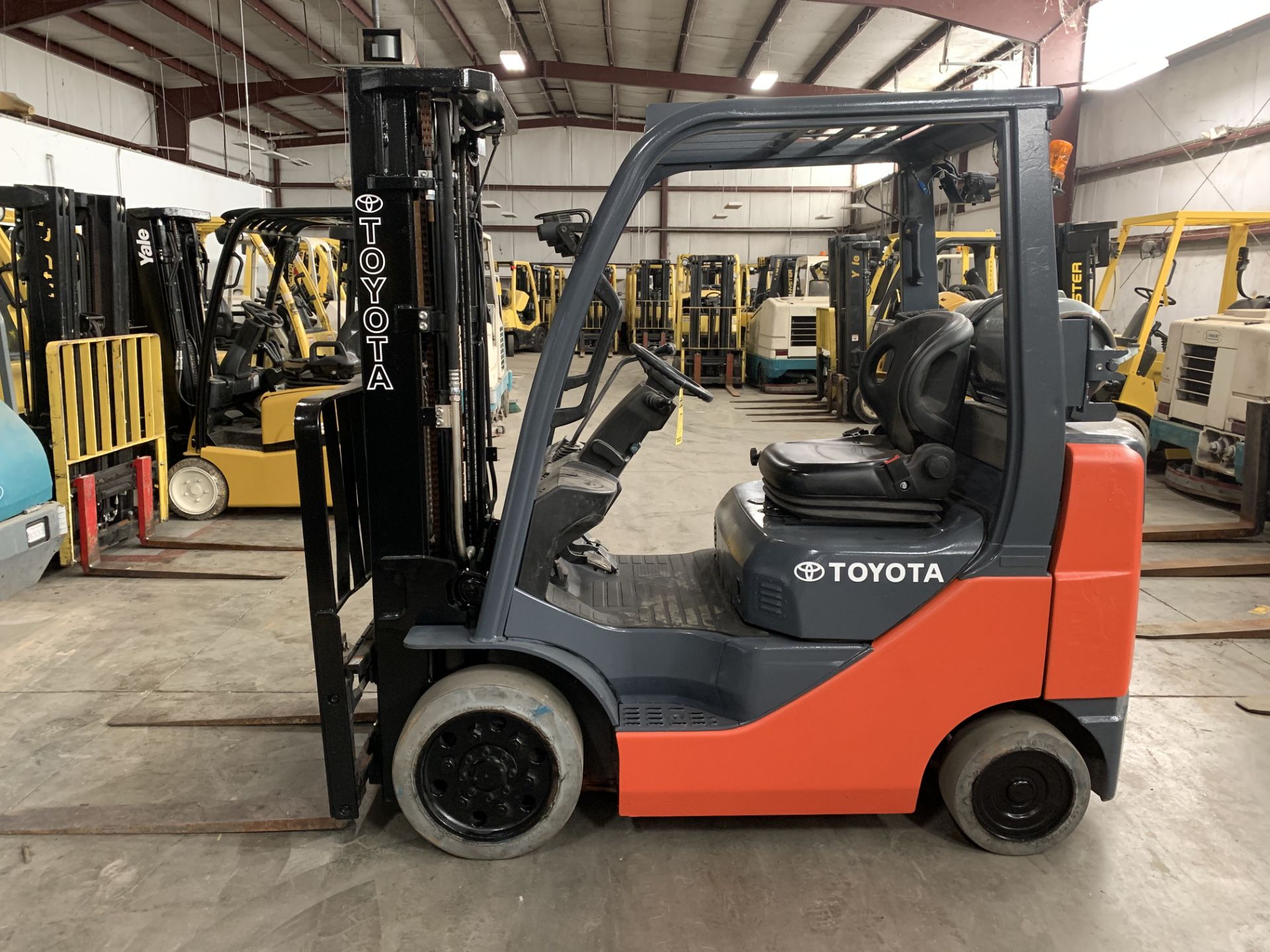 2015 TOYOTA 5,000-LB CAPACITY FORKLIFT, MODEL: 8FGCU25, S/N: 69226, LPG, LEVER SHIFT TRANSMISSION,