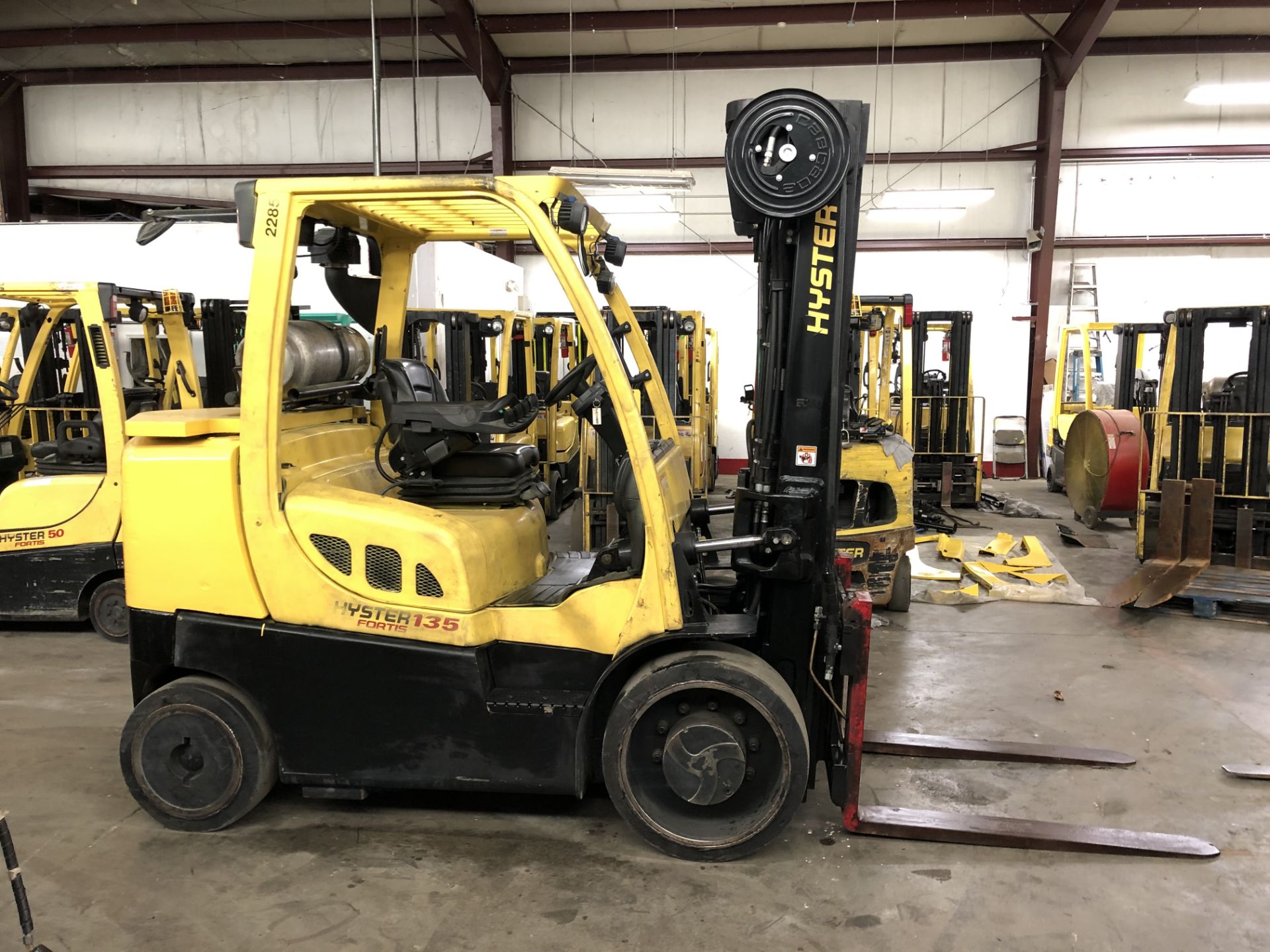 2014 HYSTER 13,500-LB. CAPACITY FORKLIFT, MODEL: S135FT, S/N: F024V02285M, LPG, SOLID TIRES, LEVER