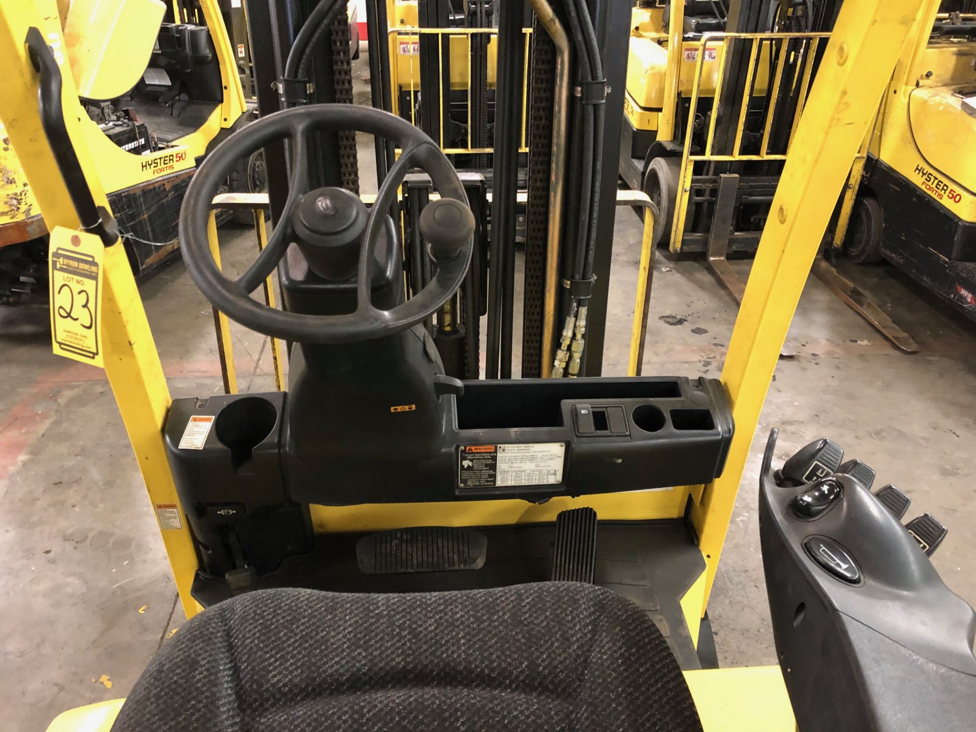 2011 HYSTER 6,000-LB CAPACITY FORKLIFT, MODEL: E60XN-33, S/N: A268N06255J, 36 VOLT, SOLID NON- - Image 5 of 5