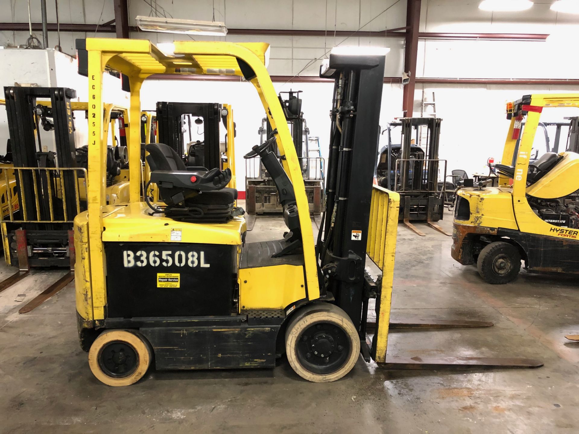 2011 HYSTER 6,000-LB CAPACITY FORKLIFT, MODEL: E60XN-33, S/N: A268N06255J, 36 VOLT, SOLID NON- - Image 3 of 5