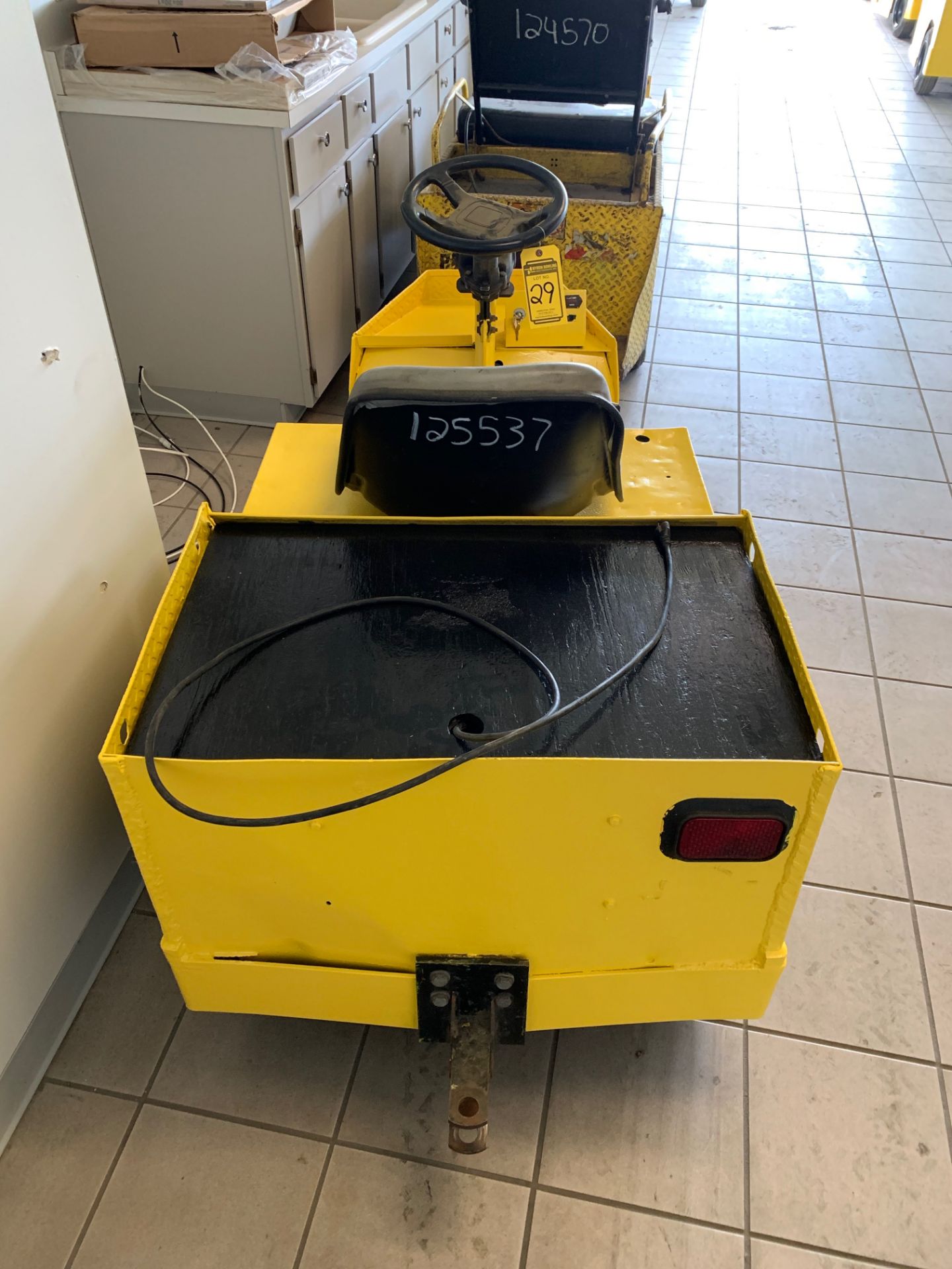 CUSHMAN 3-WHEEL ELECTRIC PERSONNEL CART, MODEL: MINUTE MISER, WITH 24-VOLT ON-BOARD CHARGER, - Image 2 of 3