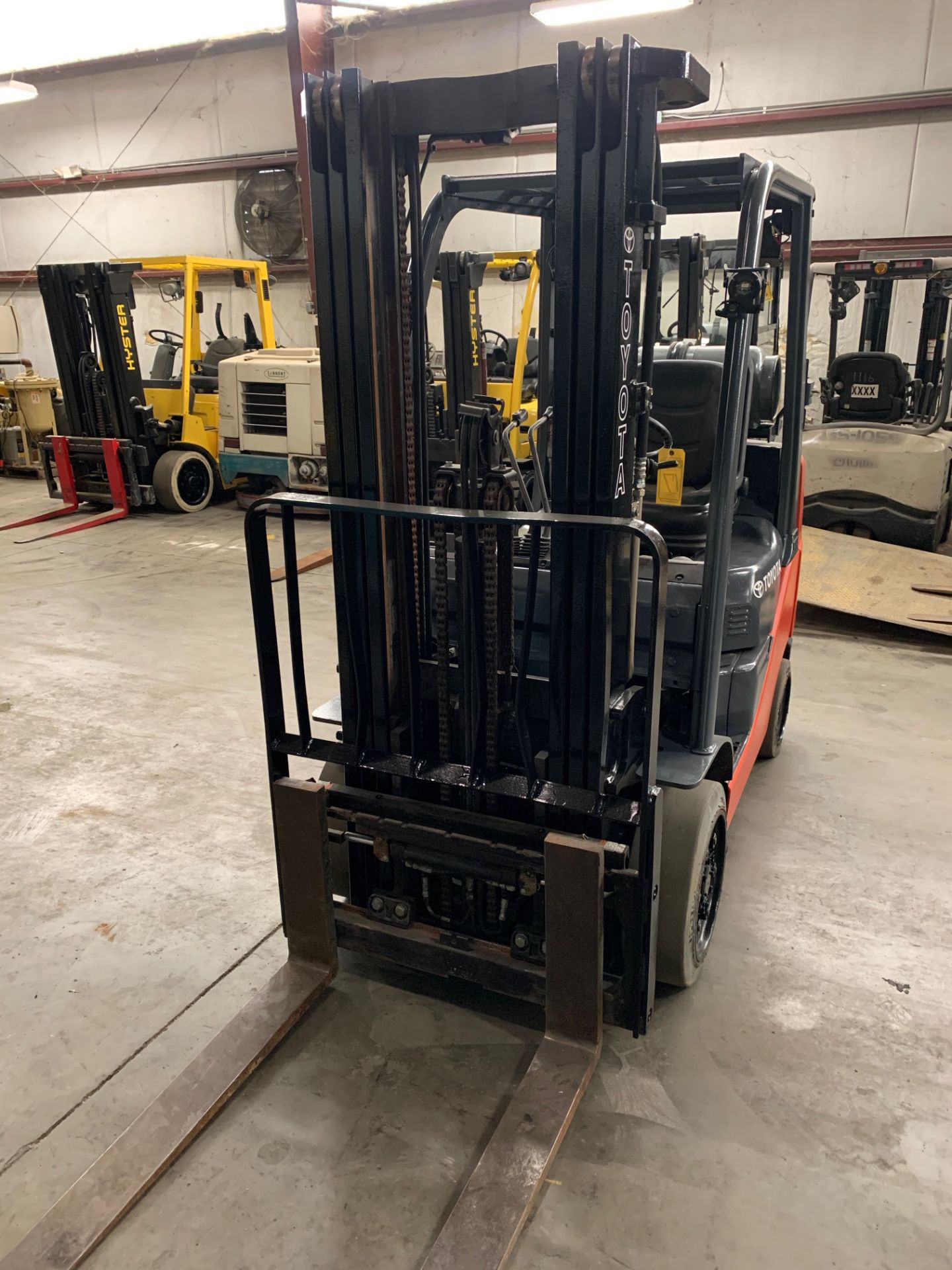 2015 TOYOTA 5,000-LB CAPACITY FORKLIFT, MODEL: 8FGCU25, S/N: 69226, LPG, LEVER SHIFT TRANSMISSION, - Image 2 of 7