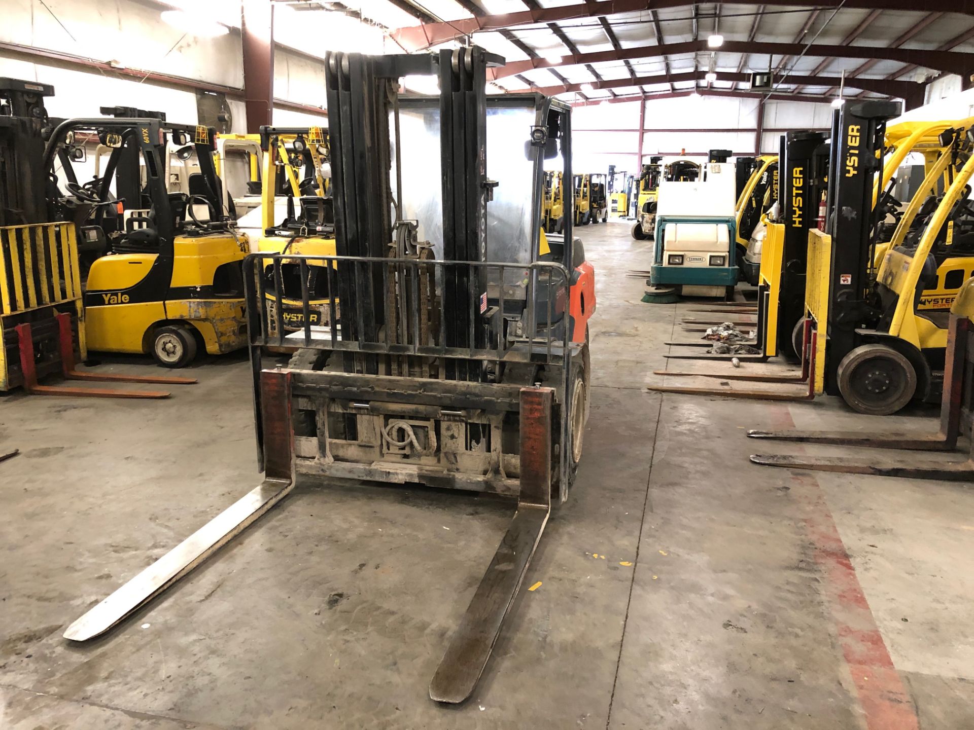 2016 TOYOTA 9,000-LB. CAPACITY FORKLIFT, MODEL: 8FD40U, S/N: 11259, DIESEL, DUAL DRIVE PNEUMATIC - Image 4 of 5