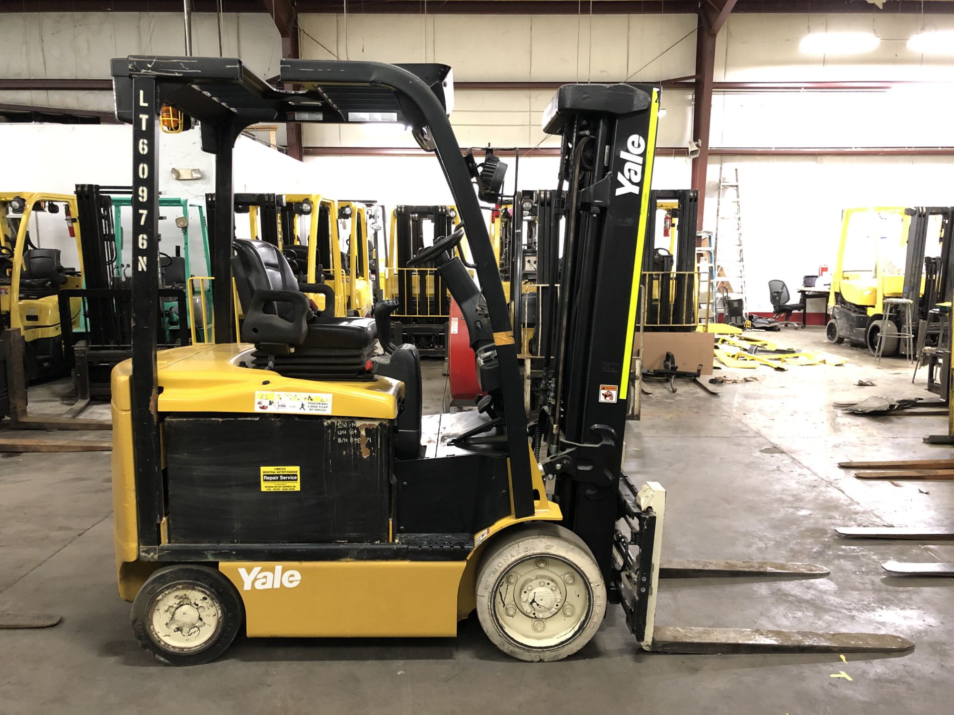 2015 YALE 6,000-LB CAPACITY FORKLIFT, MODEL: ERC060VGN, S/N: A968N12976N, 48 VOLT, SOLID NON-MARKING - Image 3 of 5