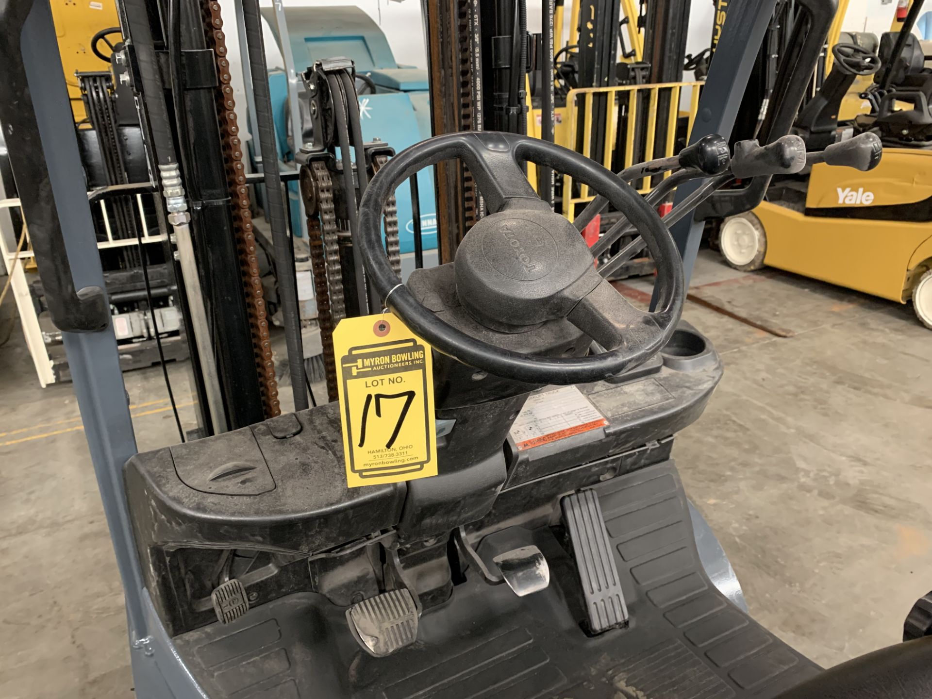 2015 TOYOTA 5,000-LB CAPACITY FORKLIFT, MODEL: 8FGCU25, S/N: 69226, LPG, LEVER SHIFT TRANSMISSION, - Image 6 of 7