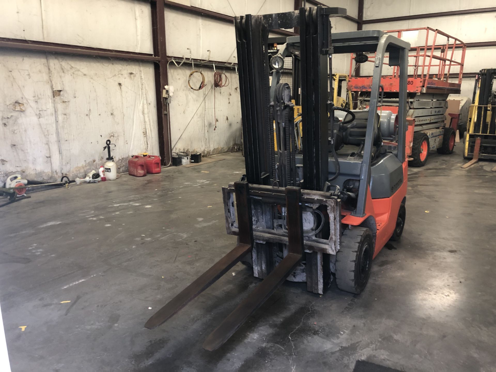 2005 TOYOTA 3,500-LB CAPACITY FORKLIFT, MODEL: 7FGU18, S/N: 65917, LPG *FORKS WON'T MOVE UP OR DOWN* - Image 4 of 5