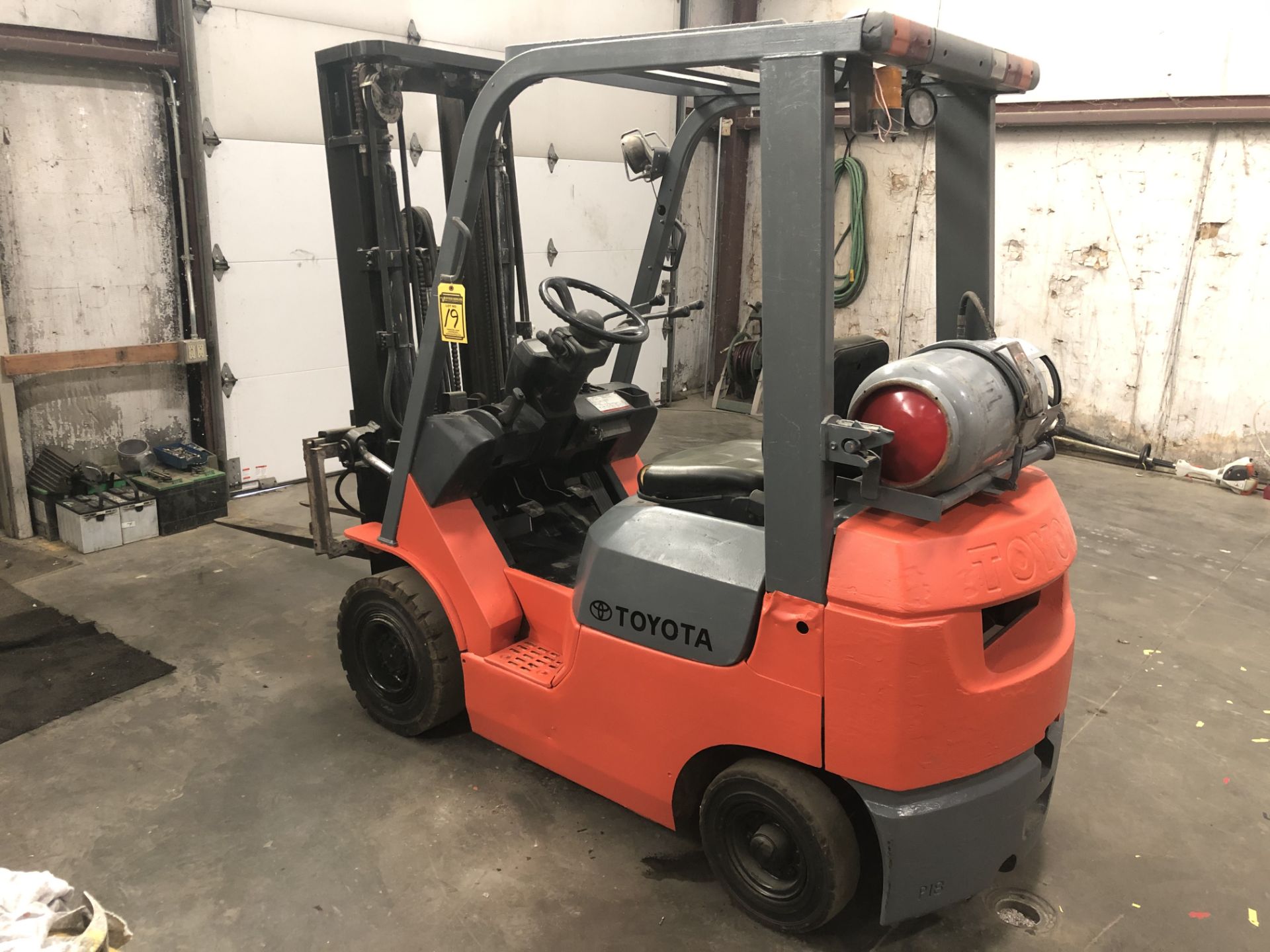 2005 TOYOTA 3,500-LB CAPACITY FORKLIFT, MODEL: 7FGU18, S/N: 65917, LPG *FORKS WON'T MOVE UP OR DOWN* - Image 3 of 5