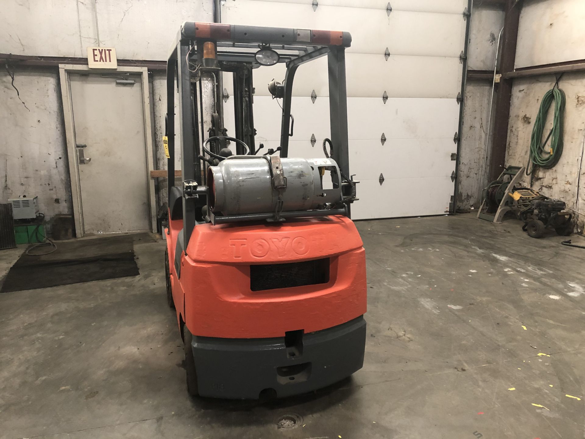2005 TOYOTA 3,500-LB CAPACITY FORKLIFT, MODEL: 7FGU18, S/N: 65917, LPG *FORKS WON'T MOVE UP OR DOWN* - Image 2 of 5