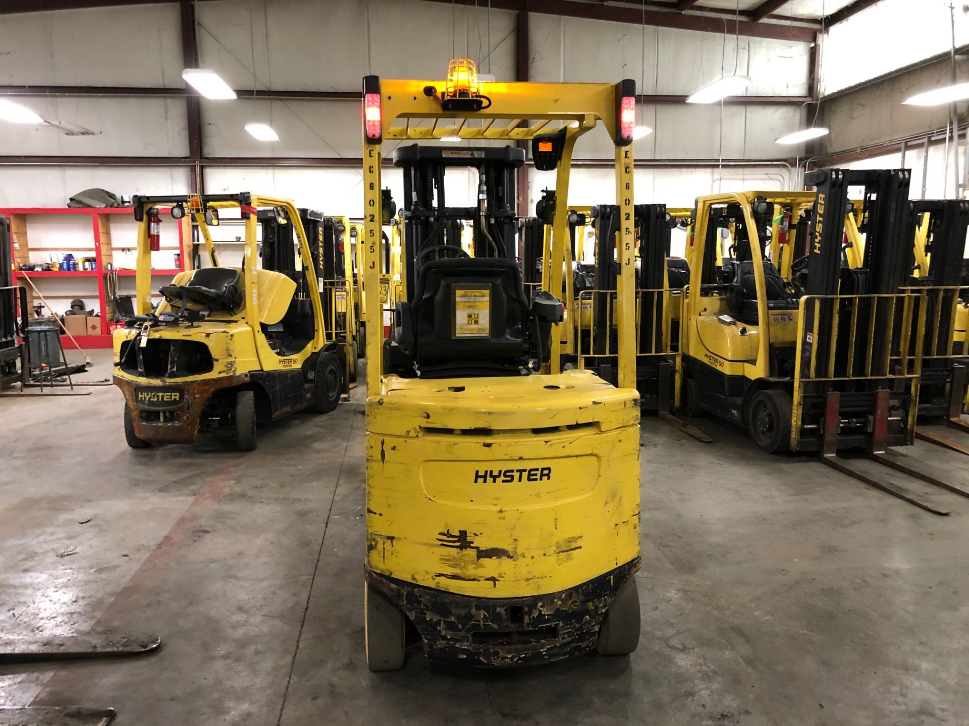 2011 HYSTER 6,000-LB CAPACITY FORKLIFT, MODEL: E60XN-33, S/N: A268N06255J, 36 VOLT, SOLID NON- - Image 4 of 5