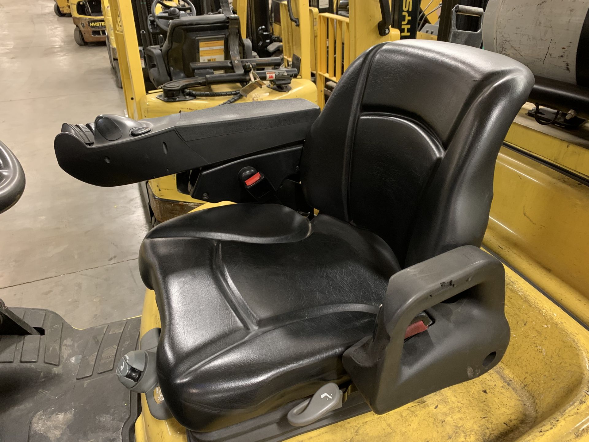 2014 HYSTER 13,500-LB. CAP. FORKLIFT, MODEL: S135FT, S/N: F024V02284M, LPG, SOLID TIRES, 8,168 HRS. - Image 5 of 10