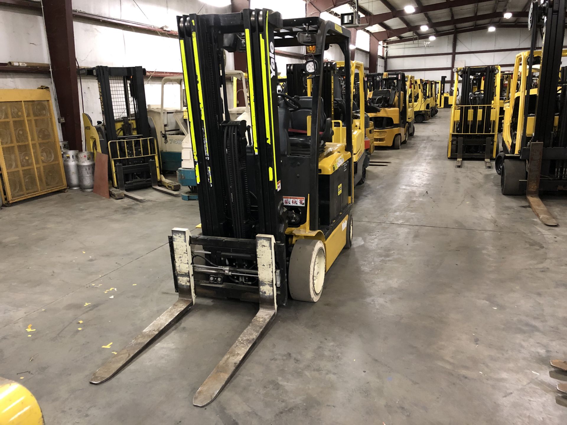 2015 YALE 6,000-LB CAPACITY FORKLIFT, MODEL: ERC060VGN, S/N: A968N12976N, 48 VOLT, SOLID NON-MARKING - Image 2 of 5