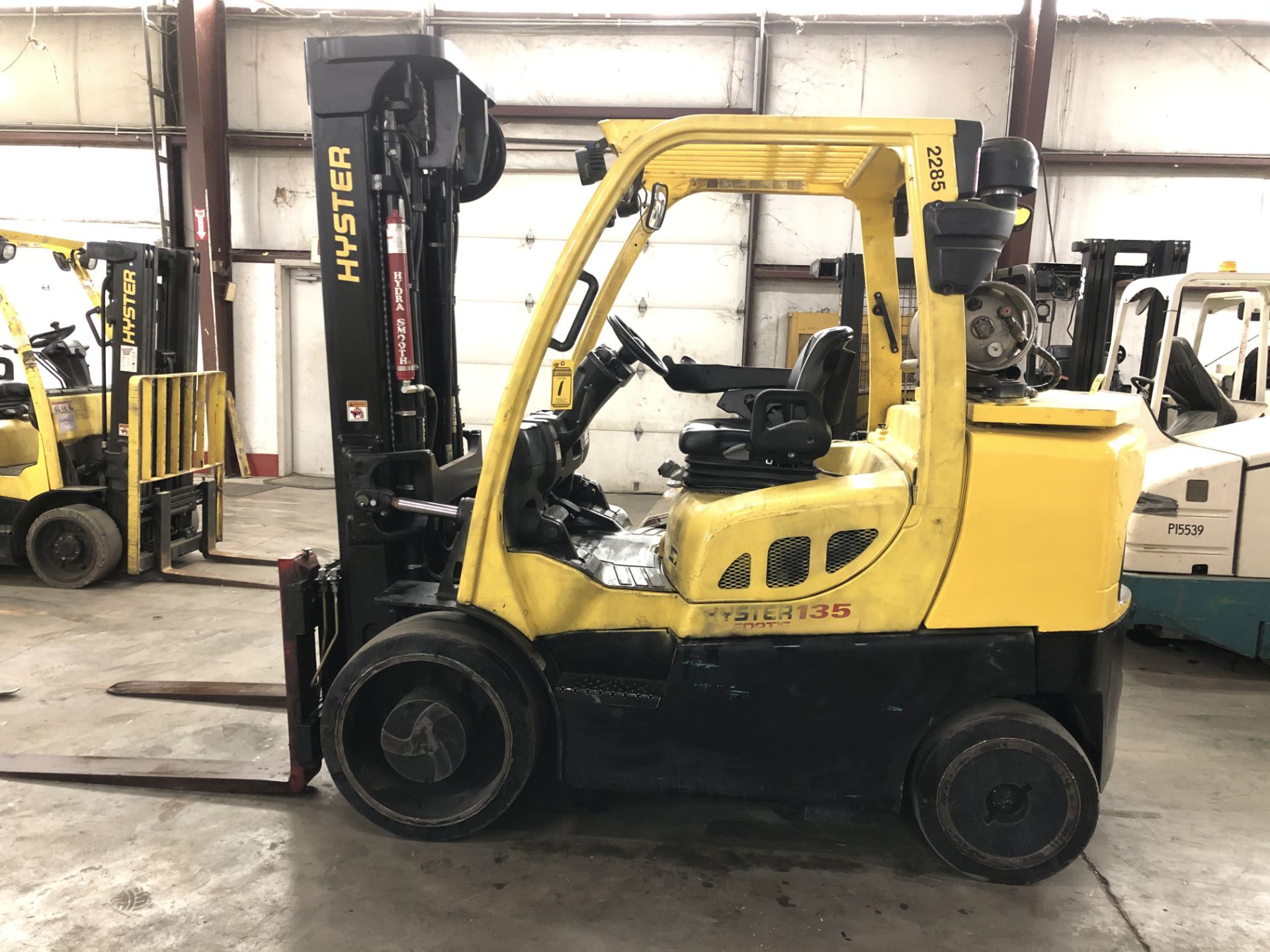 2014 HYSTER 13,500-LB. CAPACITY FORKLIFT, MODEL: S135FT, S/N: F024V02285M, LPG, SOLID TIRES, LEVER - Image 5 of 9