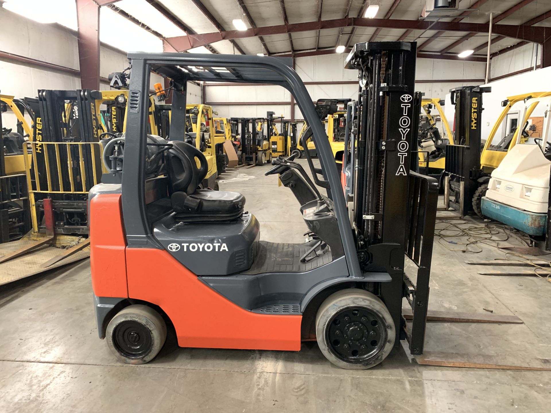 2015 TOYOTA 5,000-LB CAPACITY FORKLIFT, MODEL: 8FGCU25, S/N: 69226, LPG, LEVER SHIFT TRANSMISSION, - Image 3 of 7