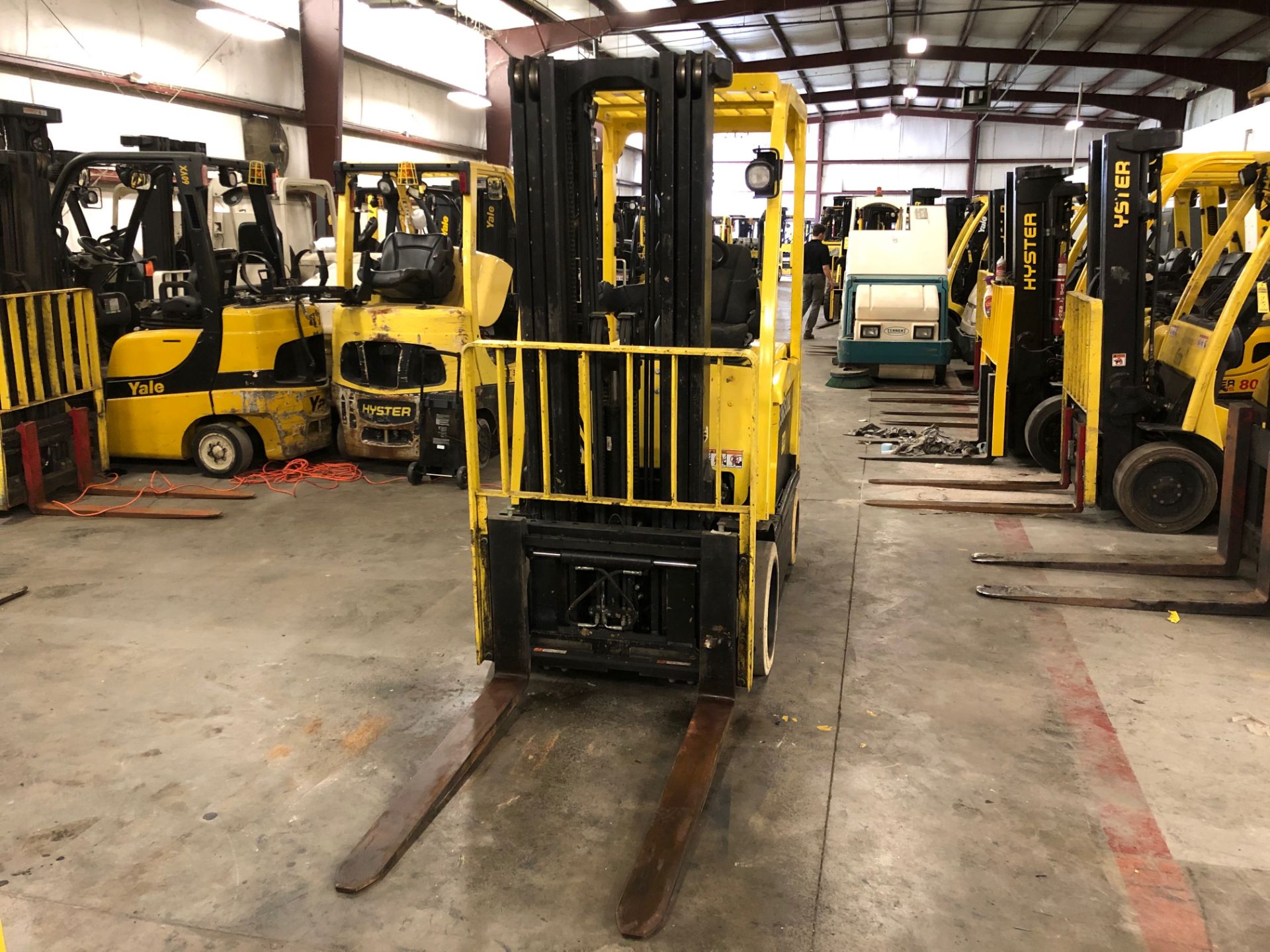 2011 HYSTER 6,000-LB CAPACITY FORKLIFT, MODEL: E60XN-33, S/N: A268N06255J, 36 VOLT, SOLID NON- - Image 2 of 5