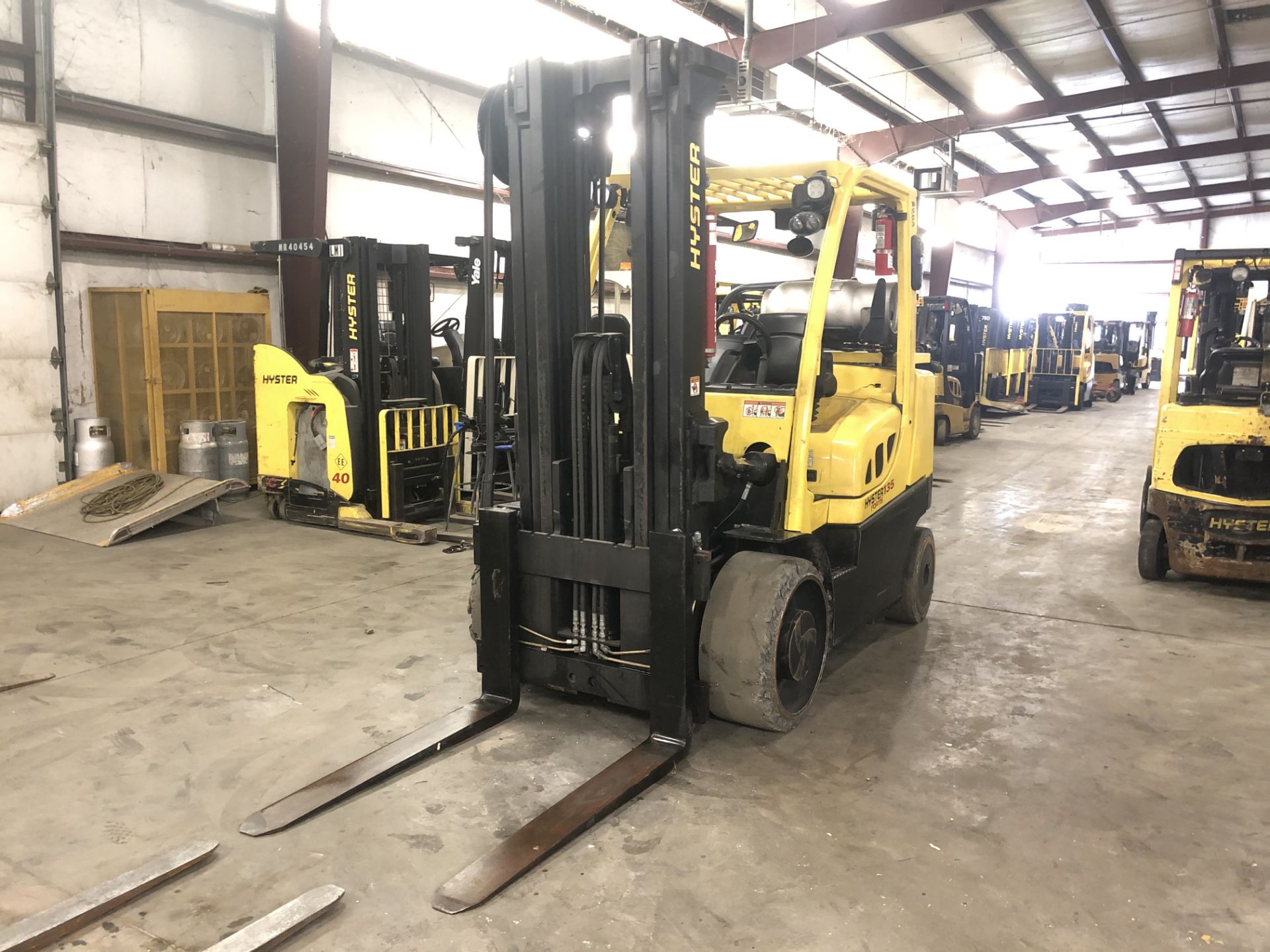 2014 HYSTER 13,500-LB. CAP. FORKLIFT, MODEL: S135FT, S/N: F024V02284M, LPG, SOLID TIRES, 8,168 HRS. - Image 4 of 10