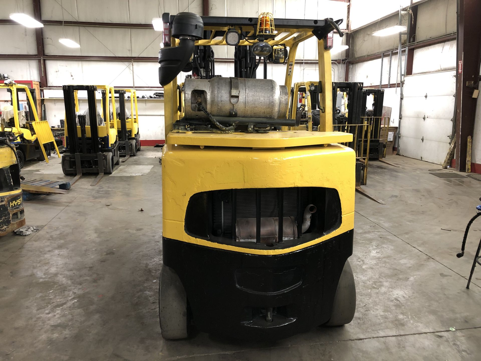 2014 HYSTER 13,500-LB. CAPACITY FORKLIFT, MODEL: S135FT, S/N: F024V02285M, LPG, SOLID TIRES, LEVER - Image 4 of 9