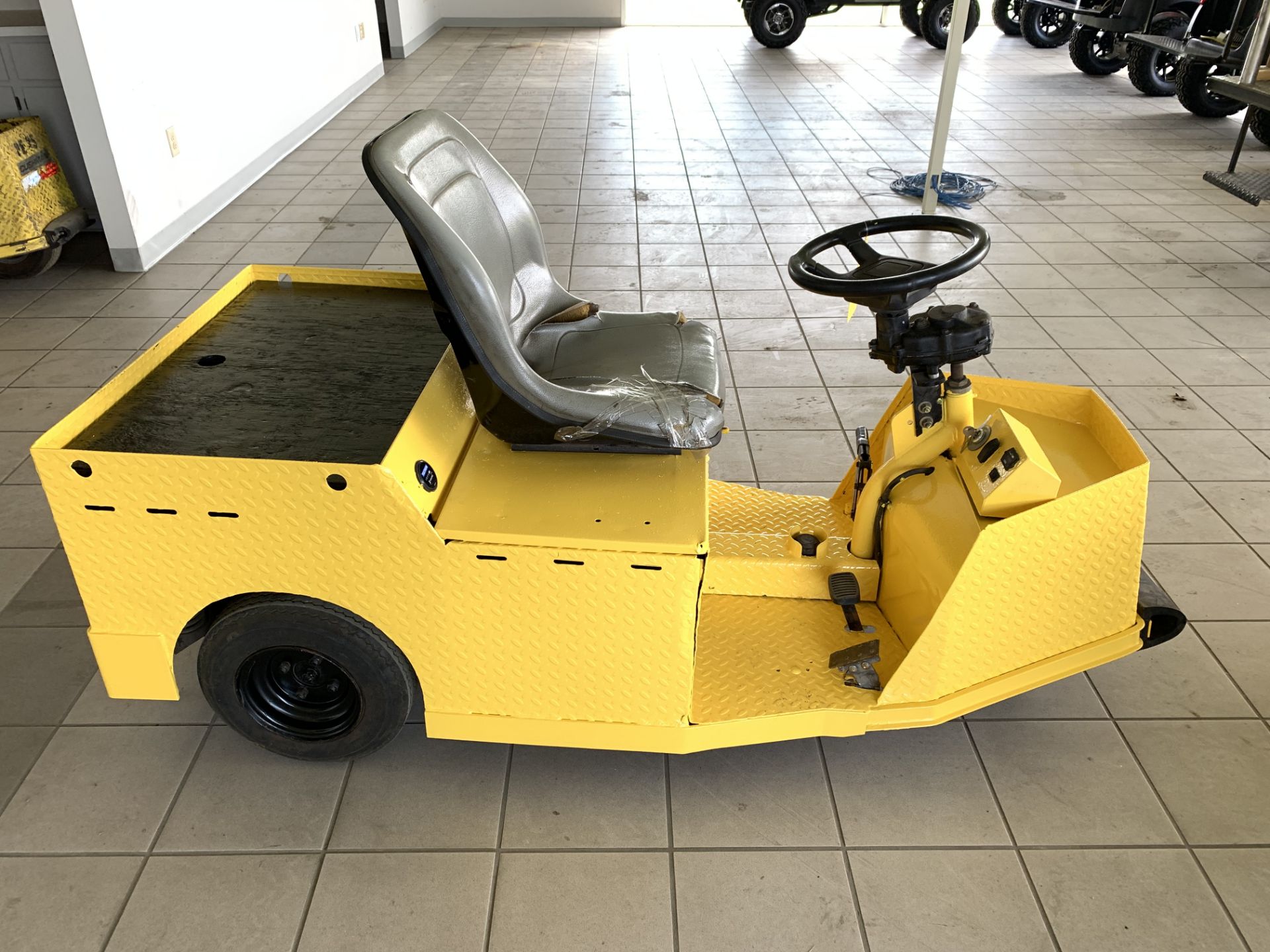 CUSHMAN 3-WHEEL ELECTRIC PERSONNEL CART, MODEL: MINUTE MISER, WITH 24-VOLT ON-BOARD CHARGER, - Image 3 of 4