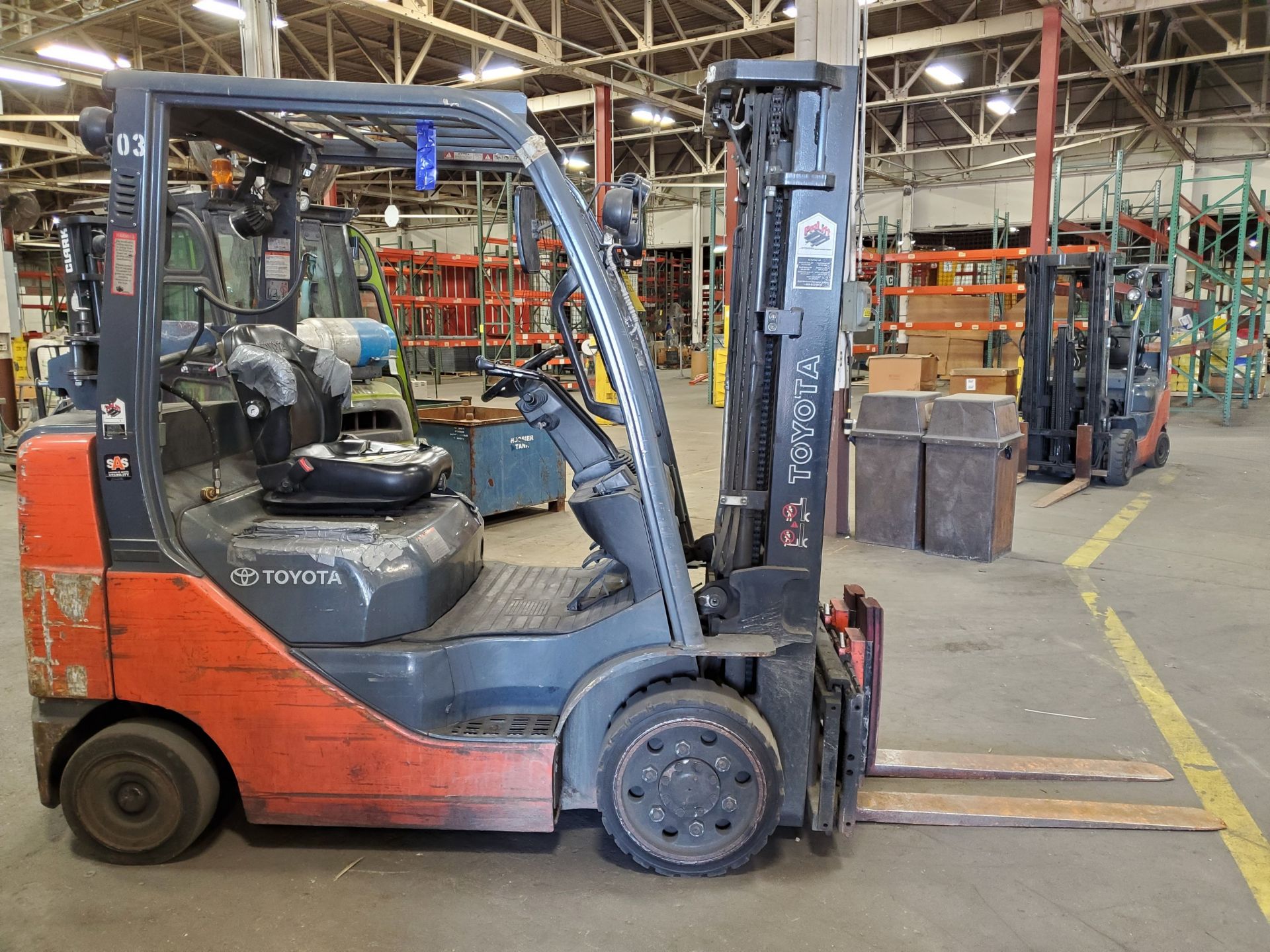 TOYOTA 5,000-LB. FORKLIFT, LP, MODEL 8FGCU25, S/N 44173, SIDE SHIFT, 189'' LIFT HEIGHT, 82'' 3-STAGE - Image 3 of 9