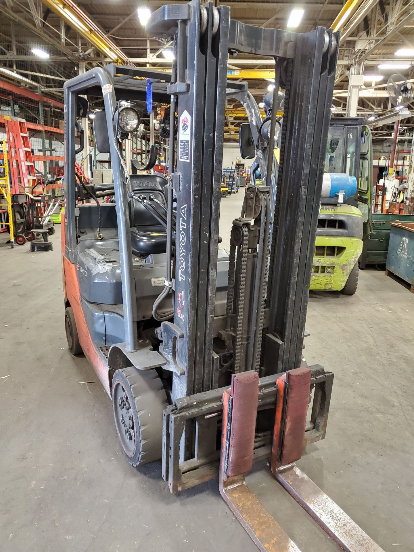 TOYOTA 5,000-LB. FORKLIFT, LP, MODEL 8FGCU25, S/N 44173, SIDE SHIFT, 189'' LIFT HEIGHT, 82'' 3-STAGE - Image 6 of 9