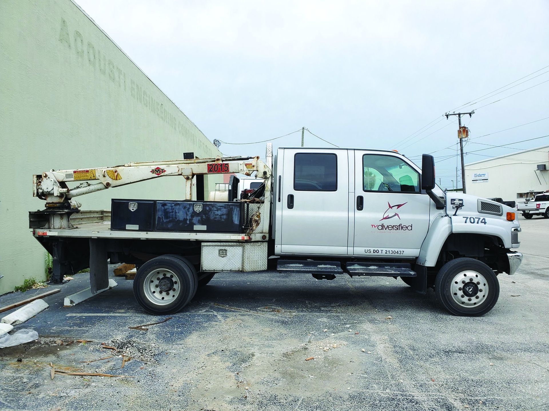 2006 CHEVROLET C4500 4X4 CREW CAB FLAT/STAKE BED TRUCK W/IMT 2015 TELESCOPING BOOM, 2.5 TON HOOK, - Image 5 of 19