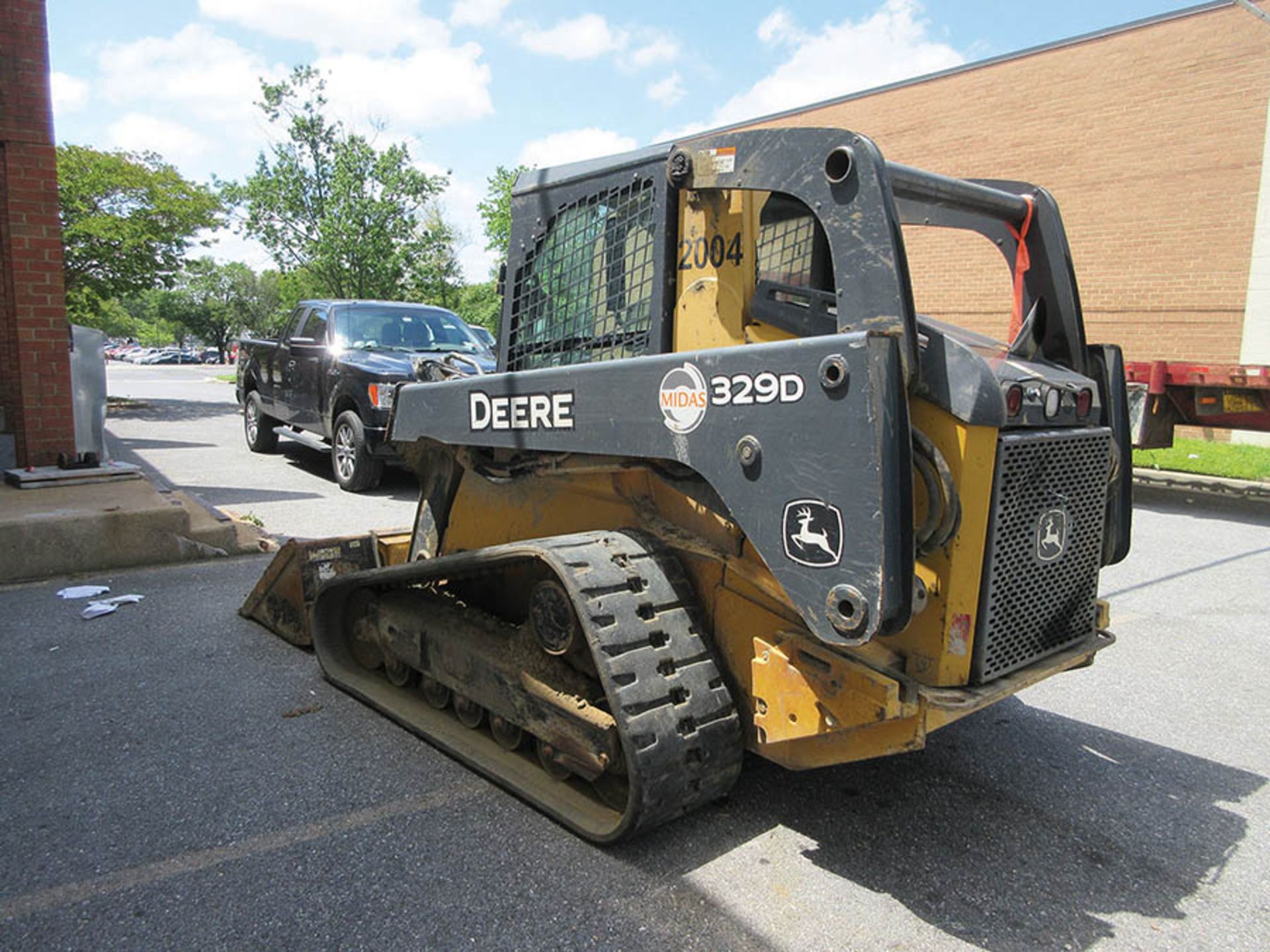 2011 JOHN DEERE 329D SKID STEER, JOYSTICK CONTROLS, AM/FM RADIO, 4,393 HOURS, RUBBER TRACKS, RUNS - Image 2 of 5