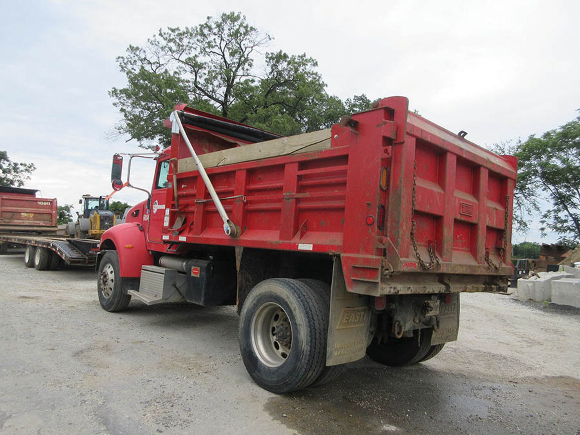 (2005) PETERBILT 335 SINGLE AXLE DUMP TRUCK, 167,864 MILES, ALLISON PUSH-BUTTON AUTOMATIC - Image 6 of 11