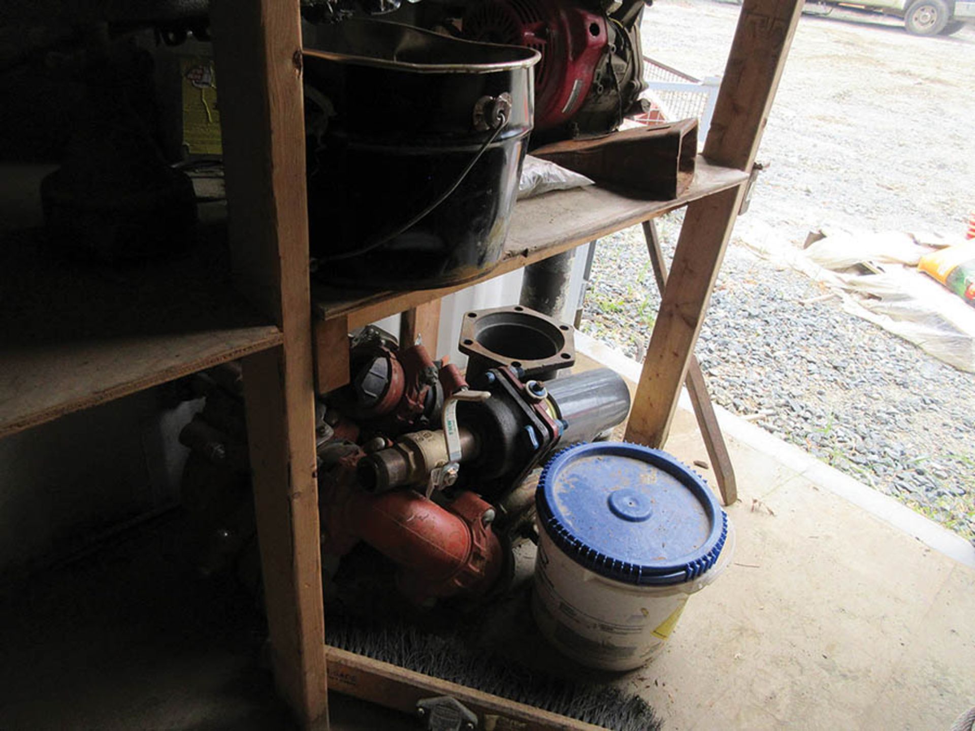 CONTENTS OF CONTAINER - COUPLINGS, 8'' MJC153 ACCESSORY PACKS W/ GLAND, GAS TANKS, PLUGS, AND HOSE - Image 8 of 11