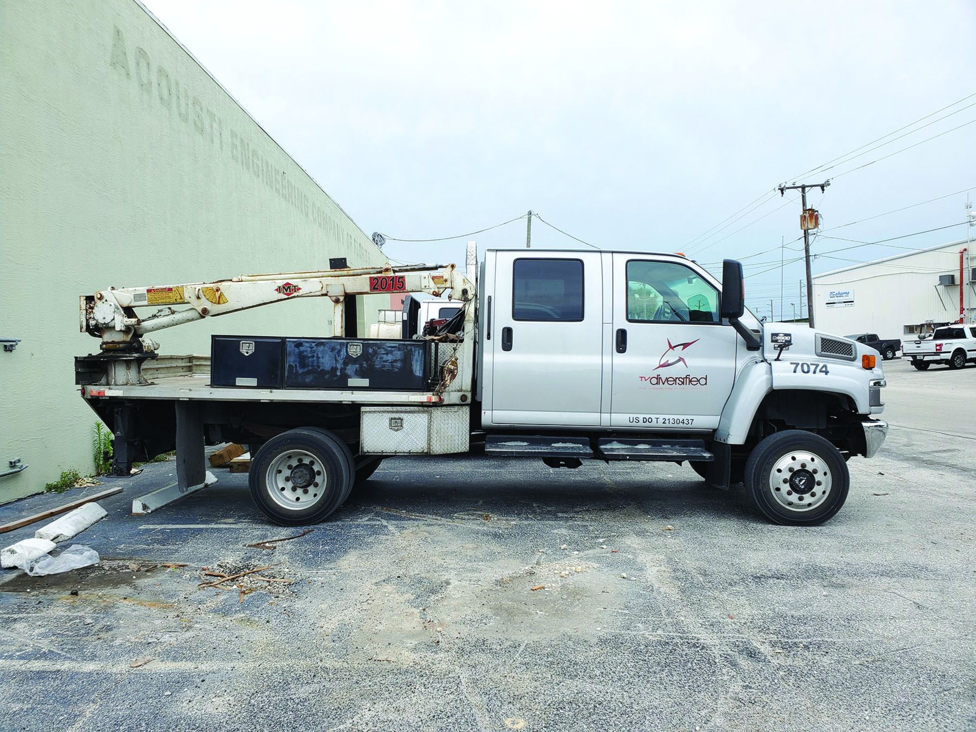 2006 CHEVROLET C4500 4X4 CREW CAB FLAT/STAKE BED TRUCK W/IMT 2015 TELESCOPING BOOM, 2.5 TON HOOK, - Image 6 of 19
