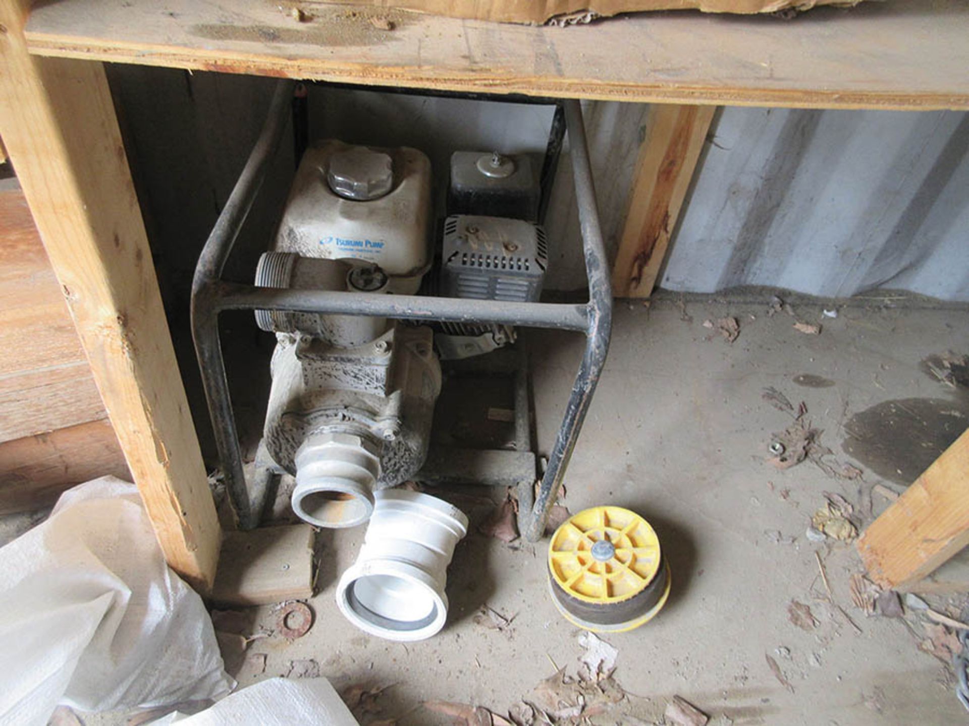 CONTENTS OF CONTAINER - COUPLINGS, 8'' MJC153 ACCESSORY PACKS W/ GLAND, GAS TANKS, PLUGS, AND HOSE - Image 11 of 11