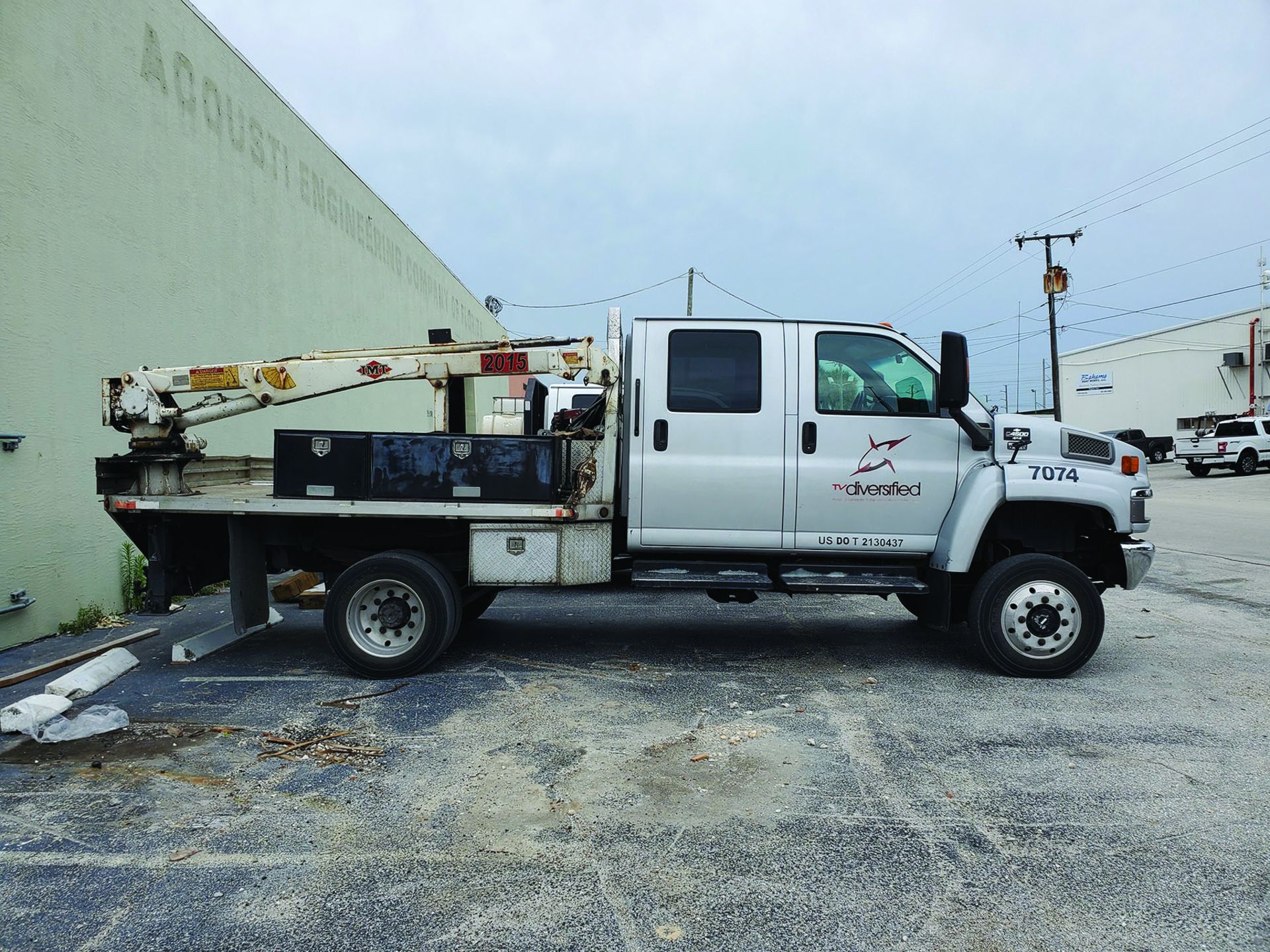 2006 CHEVROLET C4500 4X4 CREW CAB FLAT/STAKE BED TRUCK W/IMT 2015 TELESCOPING BOOM, 2.5 TON HOOK, - Image 7 of 19