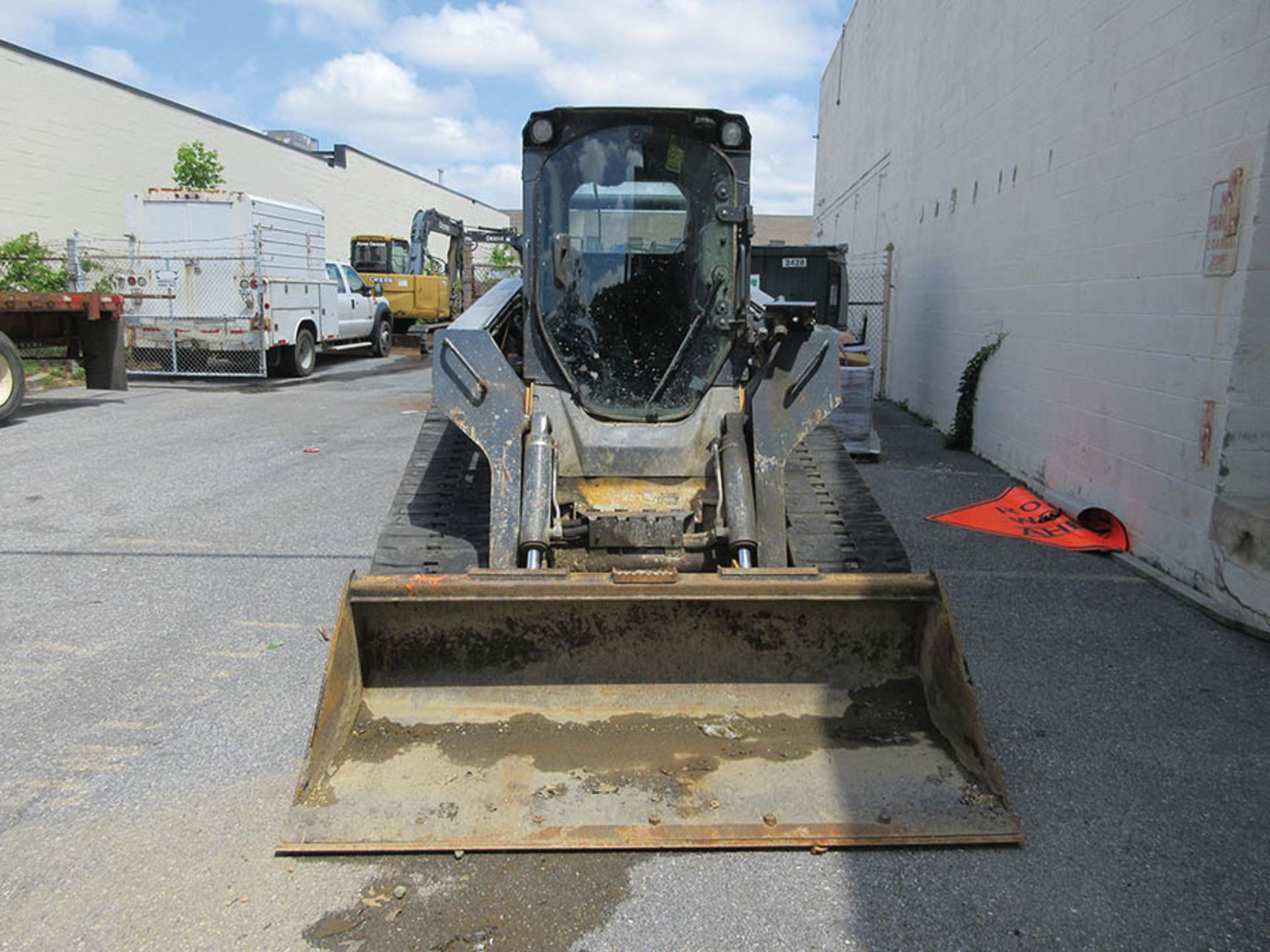 2011 JOHN DEERE 329D SKID STEER, JOYSTICK CONTROLS, AM/FM RADIO, 4,393 HOURS, RUBBER TRACKS, RUNS - Image 3 of 5