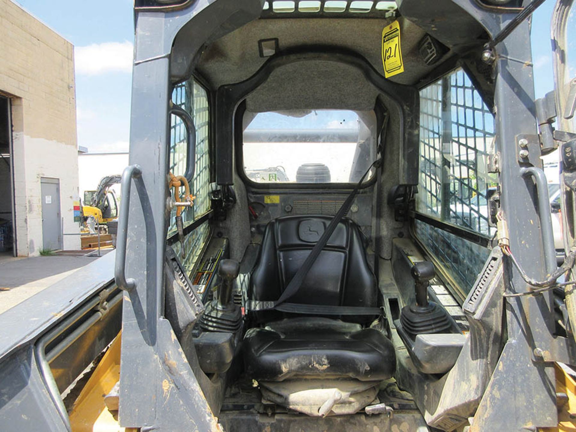 2015 JOHN DEERE 329E SKID STEER, JOYSTICK CONTROLS, ENCLOSED CAB, AM/FM RADIO, 2,695 HOURS, RUBBER - Image 5 of 5