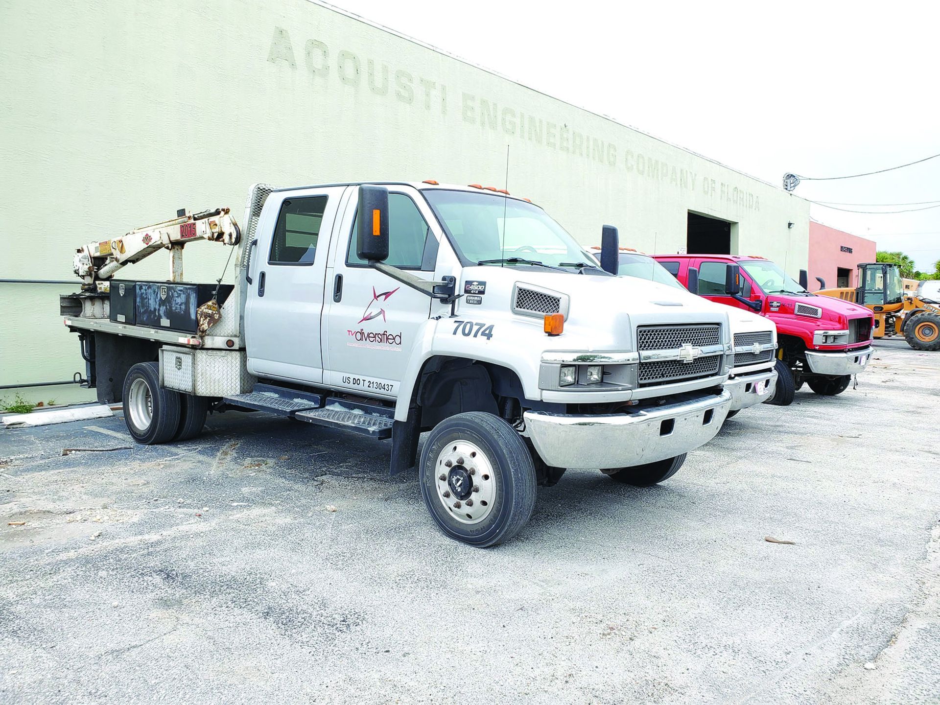 2006 CHEVROLET C4500 4X4 CREW CAB FLAT/STAKE BED TRUCK W/IMT 2015 TELESCOPING BOOM, 2.5 TON HOOK, - Image 8 of 19