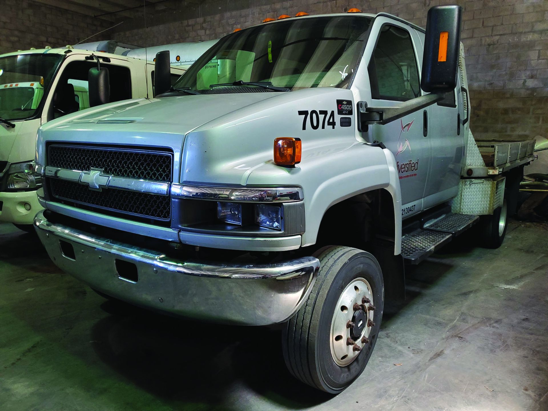 2006 CHEVROLET C4500 4X4 CREW CAB FLAT/STAKE BED TRUCK W/IMT 2015 TELESCOPING BOOM, 2.5 TON HOOK, - Image 18 of 19