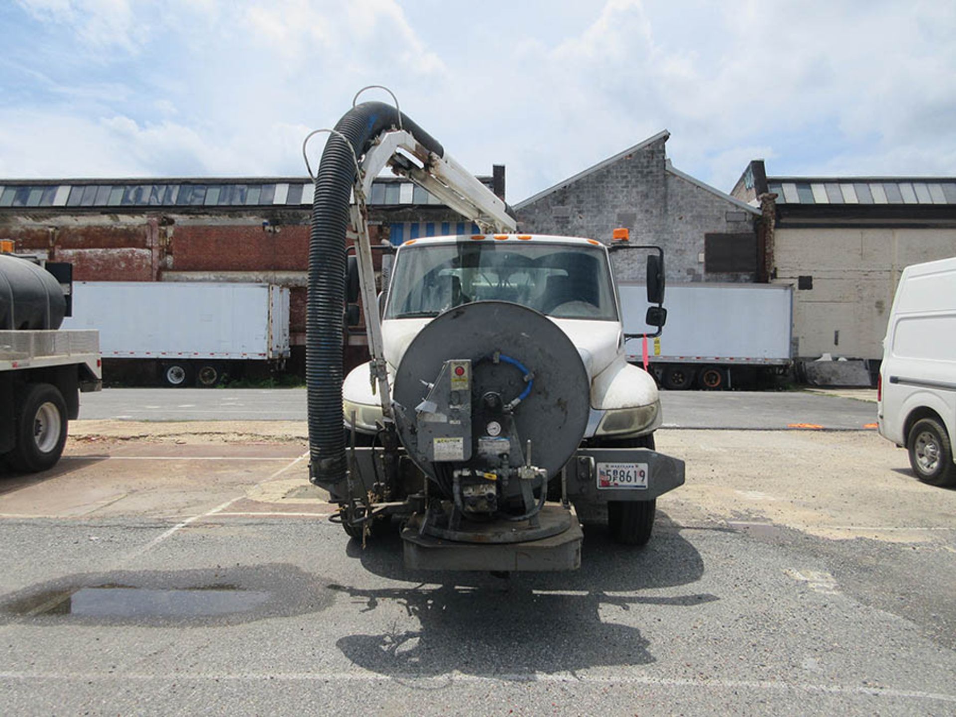 (2004) INTERNATIONAL 4300 VAC-CON VACUUM TRUCK, PUSH BUTTON AUTOMATIC TRANSMISSION, VIN - Image 5 of 7