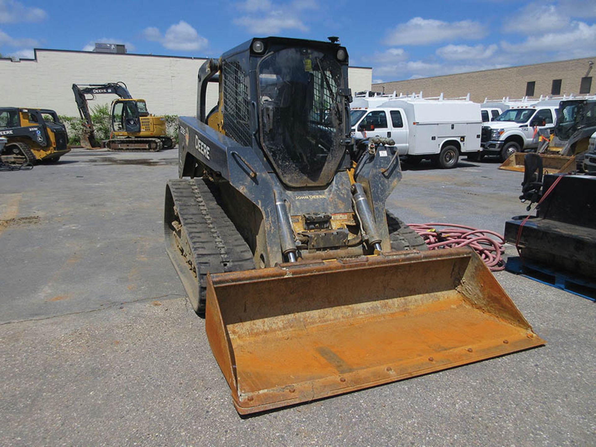 2015 JOHN DEERE 329E SKID STEER, JOYSTICK CONTROLS, ENCLOSED CAB, AM/FM RADIO, 2,695 HOURS, RUBBER - Image 3 of 5