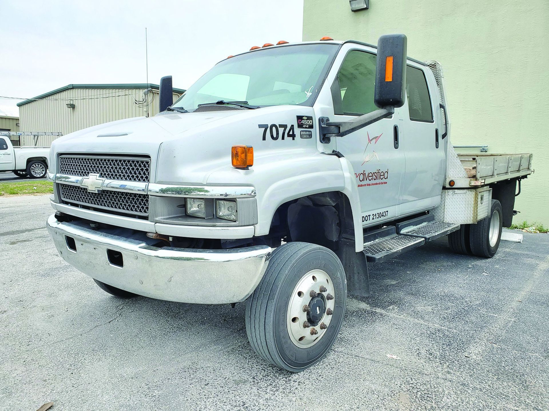 2006 CHEVROLET C4500 4X4 CREW CAB FLAT/STAKE BED TRUCK W/IMT 2015 TELESCOPING BOOM, 2.5 TON HOOK, - Image 14 of 19