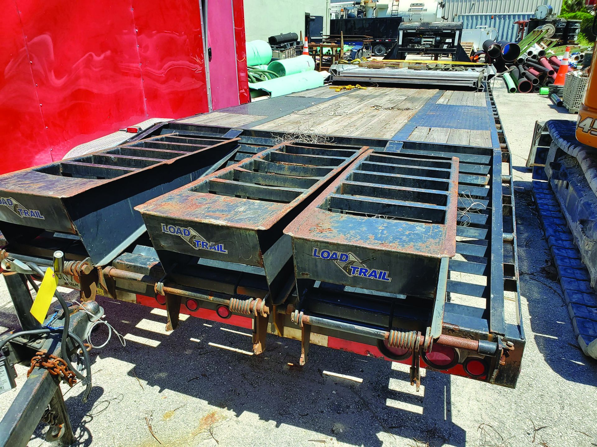 LOAD TRAIL T/A GOOSENECK STAKE BED DOVETAIL TRAILER, TRI-RAMPS, POWER WENCH, 24' WOOD DECK, VIN - Image 7 of 7