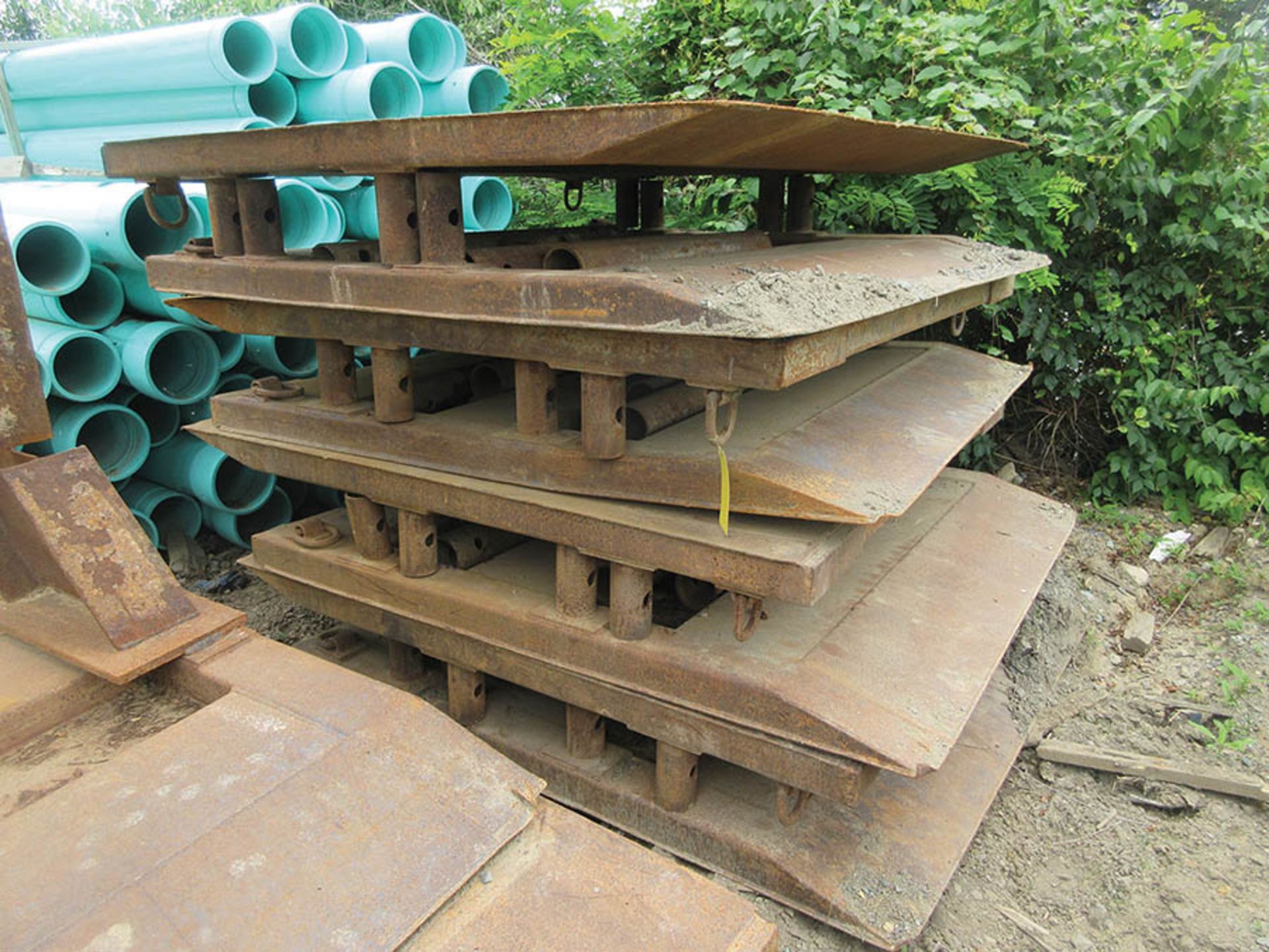 (4) 6' X 6' TRENCH BOXES W/ (4) 3' SPREADERS, (8) 4' SPREADERS, AND (4) 40'' SPREADERS