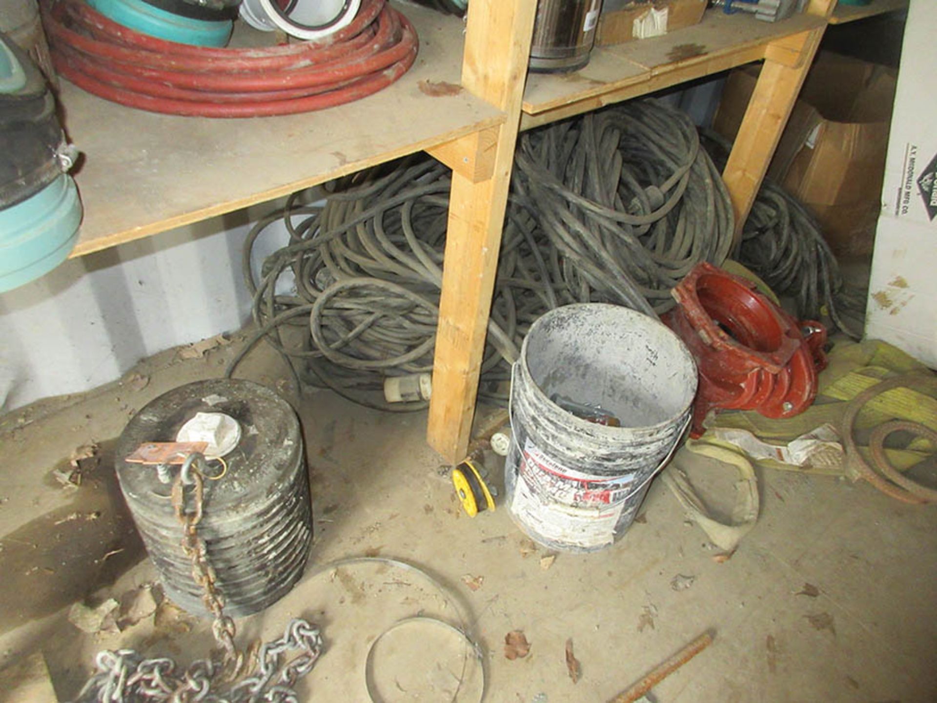 CONTENTS OF CONTAINER - COUPLINGS, 8'' MJC153 ACCESSORY PACKS W/ GLAND, GAS TANKS, PLUGS, AND HOSE - Image 4 of 11