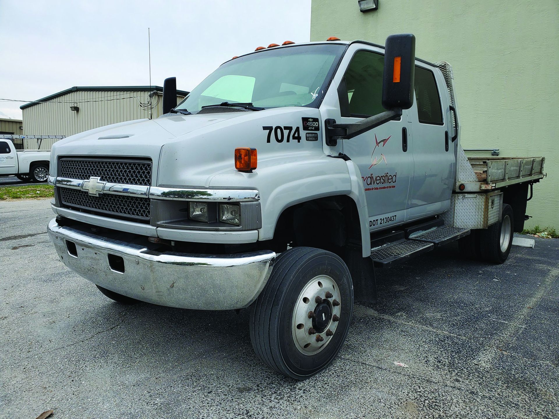 2006 CHEVROLET C4500 4X4 CREW CAB FLAT/STAKE BED TRUCK W/IMT 2015 TELESCOPING BOOM, 2.5 TON HOOK, - Image 15 of 19