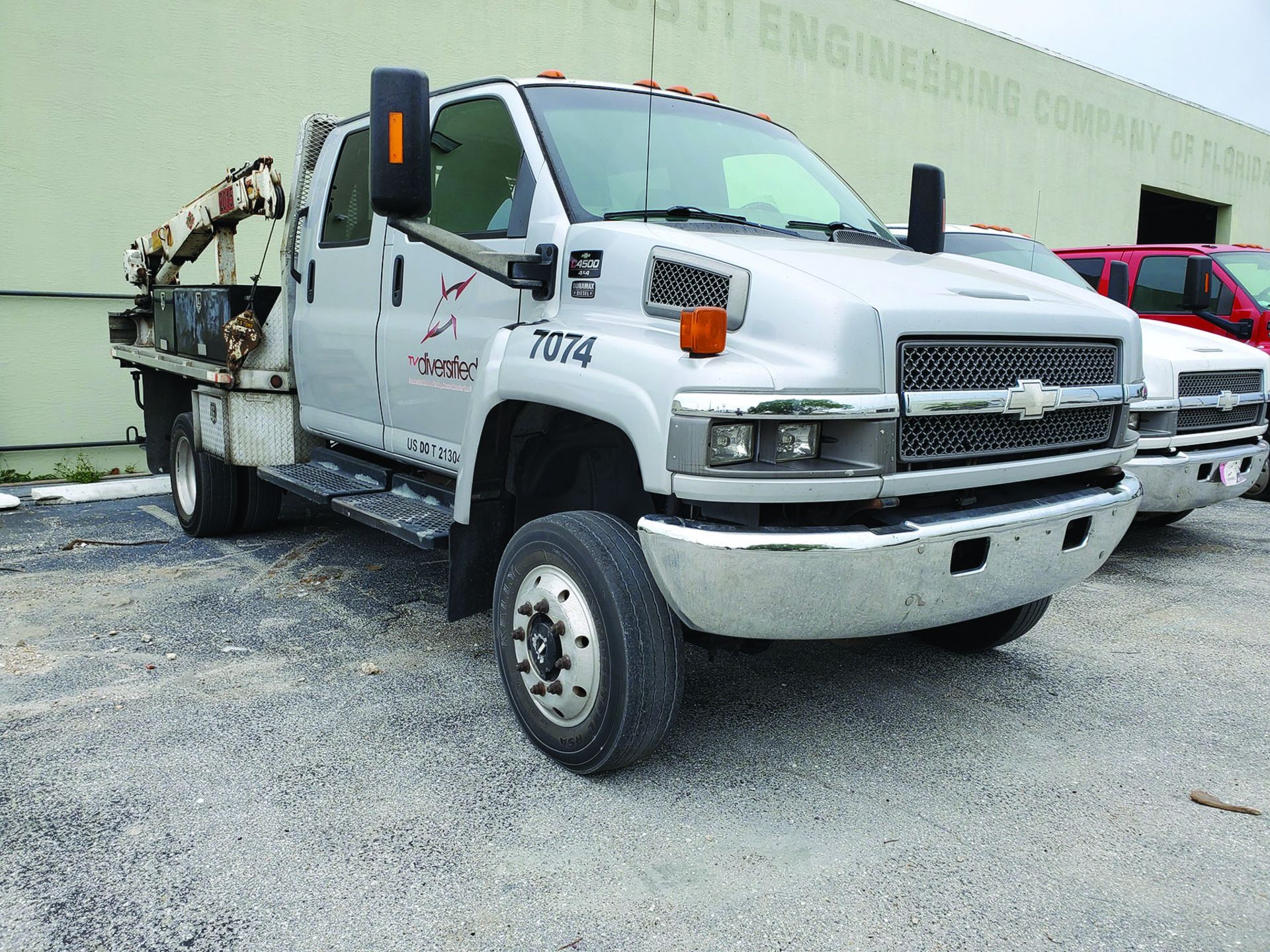 2006 CHEVROLET C4500 4X4 CREW CAB FLAT/STAKE BED TRUCK W/IMT 2015 TELESCOPING BOOM, 2.5 TON HOOK, - Image 12 of 19