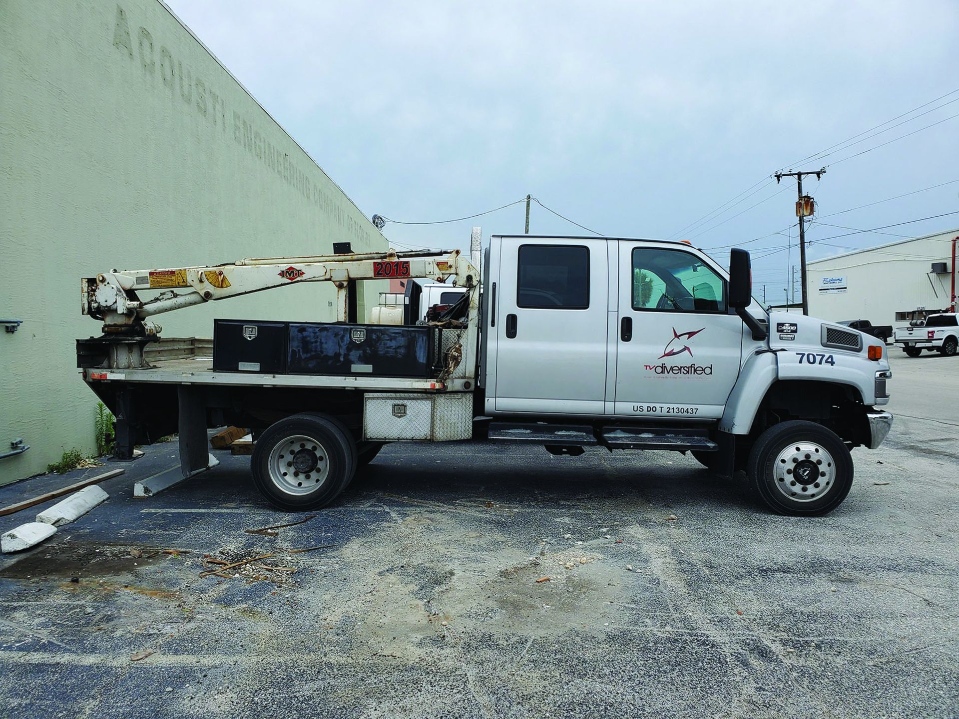 2006 CHEVROLET C4500 4X4 CREW CAB FLAT/STAKE BED TRUCK W/IMT 2015 TELESCOPING BOOM, 2.5 TON HOOK, - Image 11 of 19