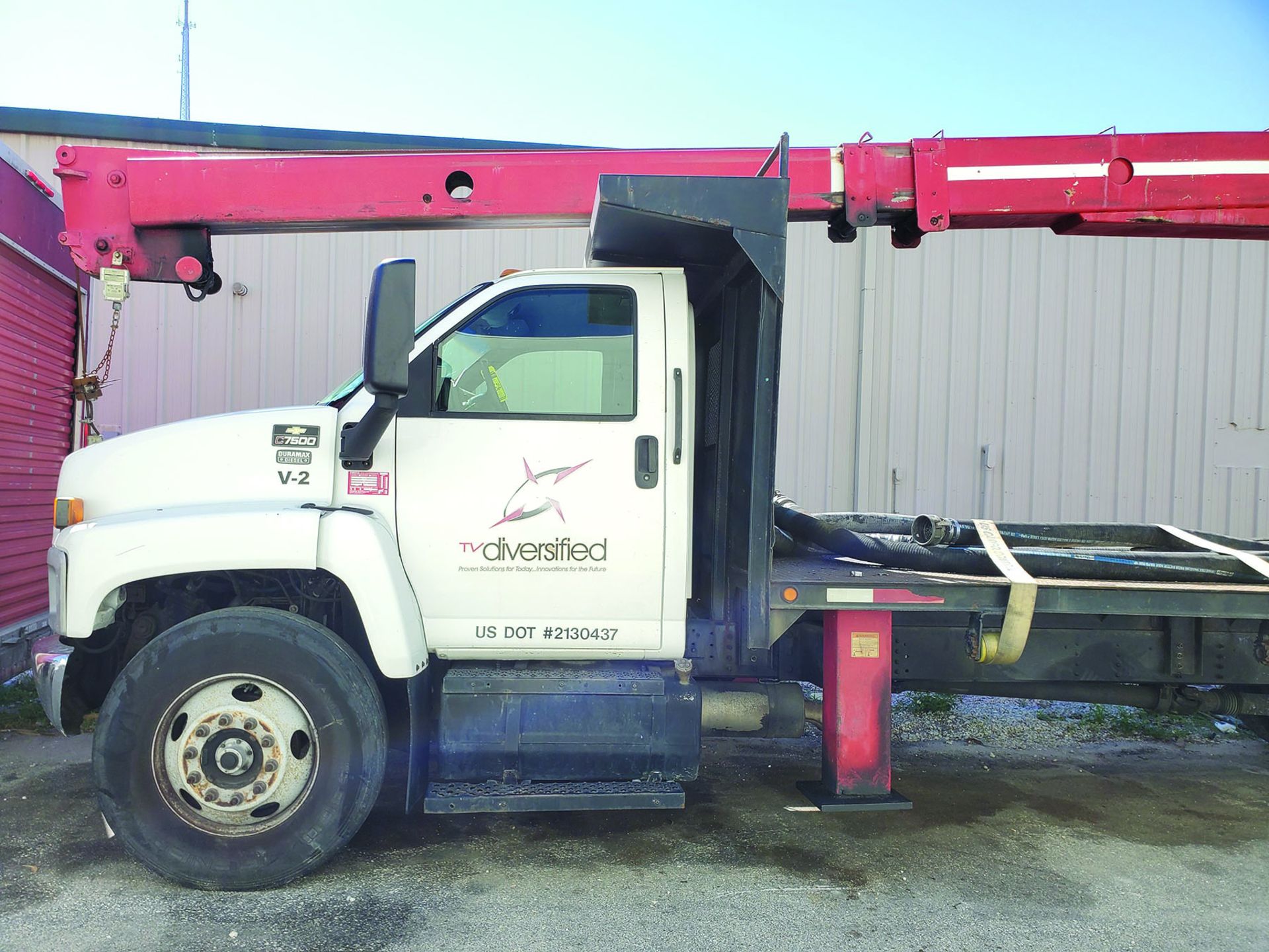 CHEVROLET C7500 S/A FLAT BED WITH 36' TELESCOPING BOOM CRANE, MODEL RO STNGERTC120, 3-STAGE BOOM, - Image 7 of 13