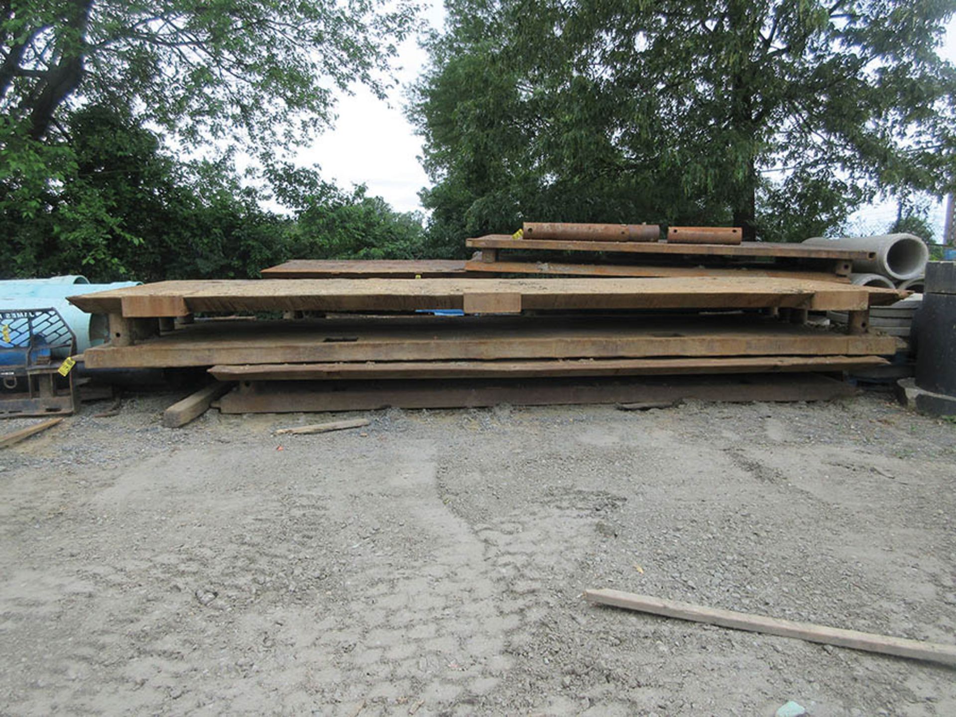 (1) 24' X 8' TRENCH BOX AND (1) 20' X 8' TRENCH BOX (MISSING SPREADERS)