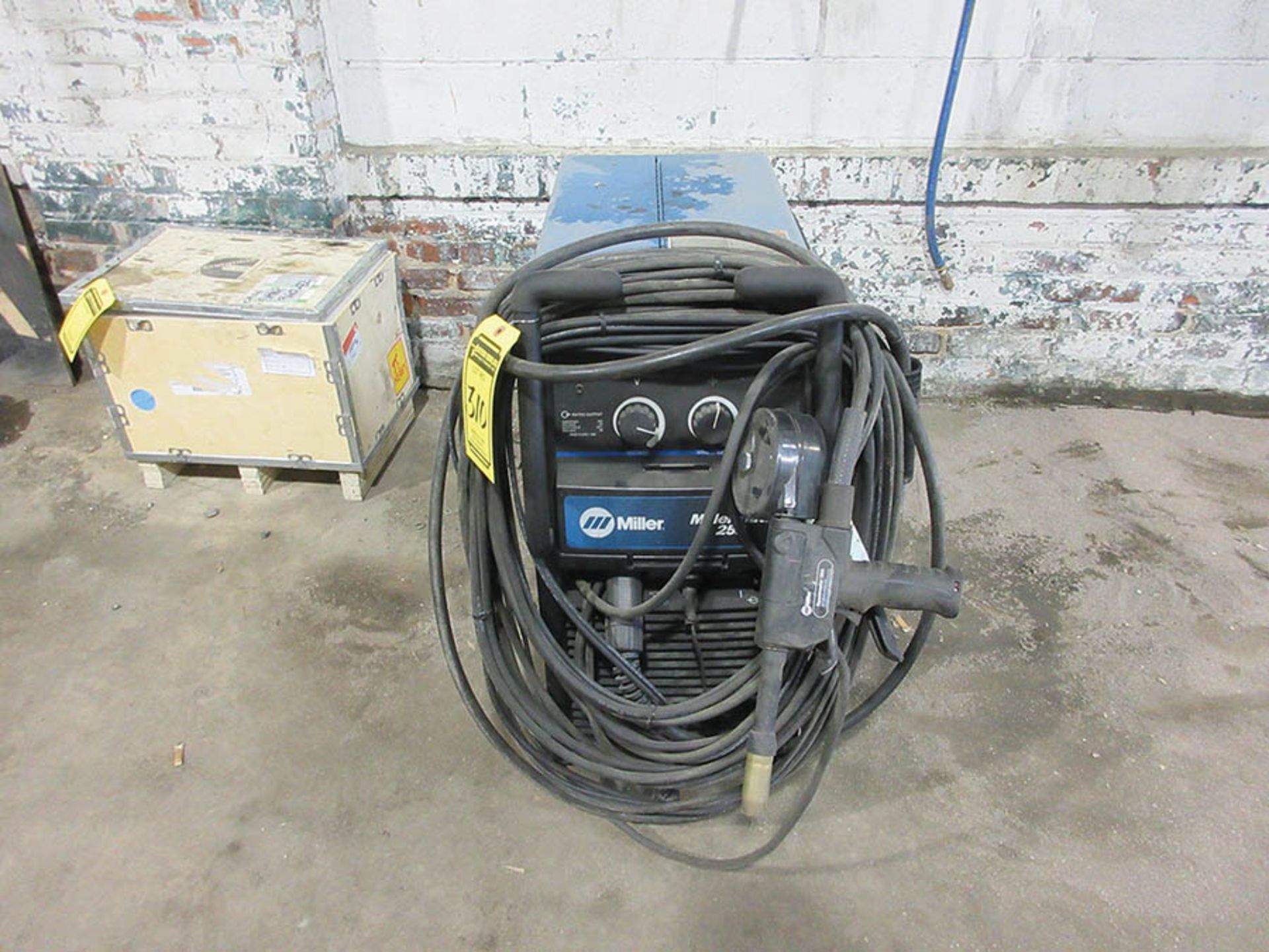 MILLER MILLERMATIC 252 MIG WELDER W/ SPOOLMATIC 30A AIR COOLED SPOOL GUN, S/N MG400284N