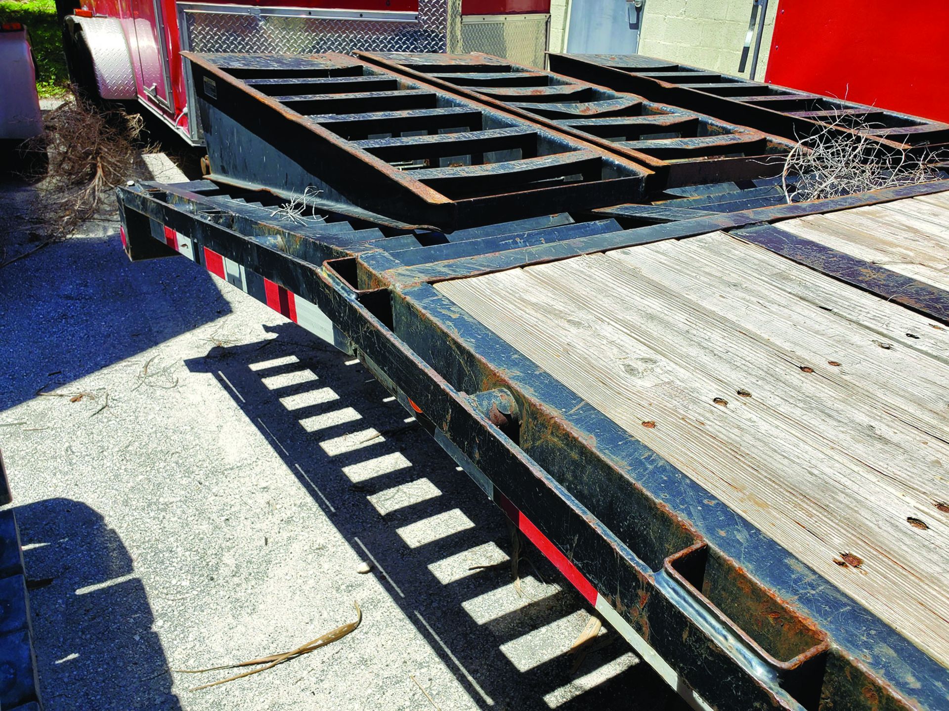 LOAD TRAIL T/A GOOSENECK STAKE BED DOVETAIL TRAILER, TRI-RAMPS, POWER WENCH, 24' WOOD DECK, VIN - Image 6 of 7
